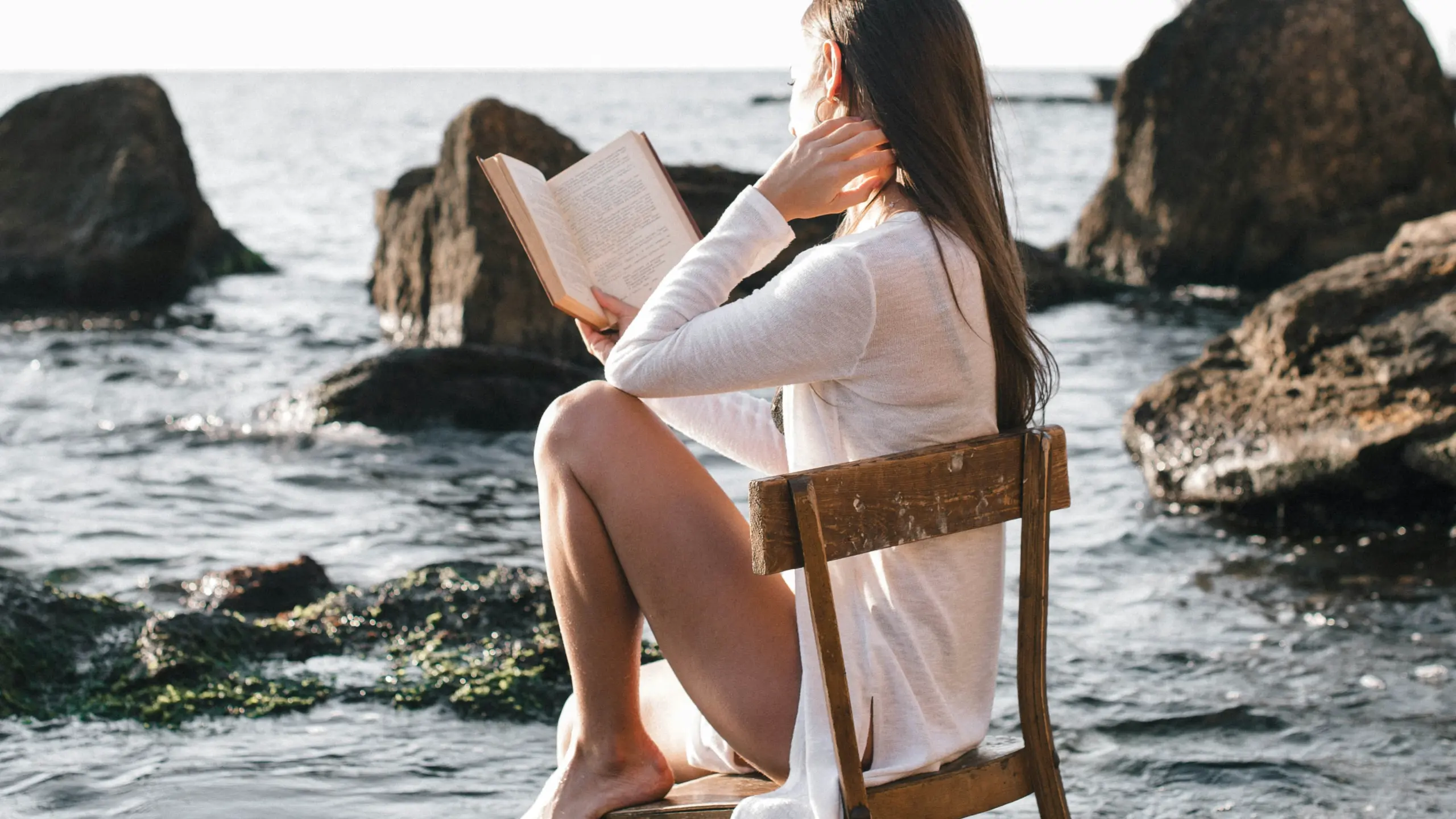 Frau mit Buch in der Hand