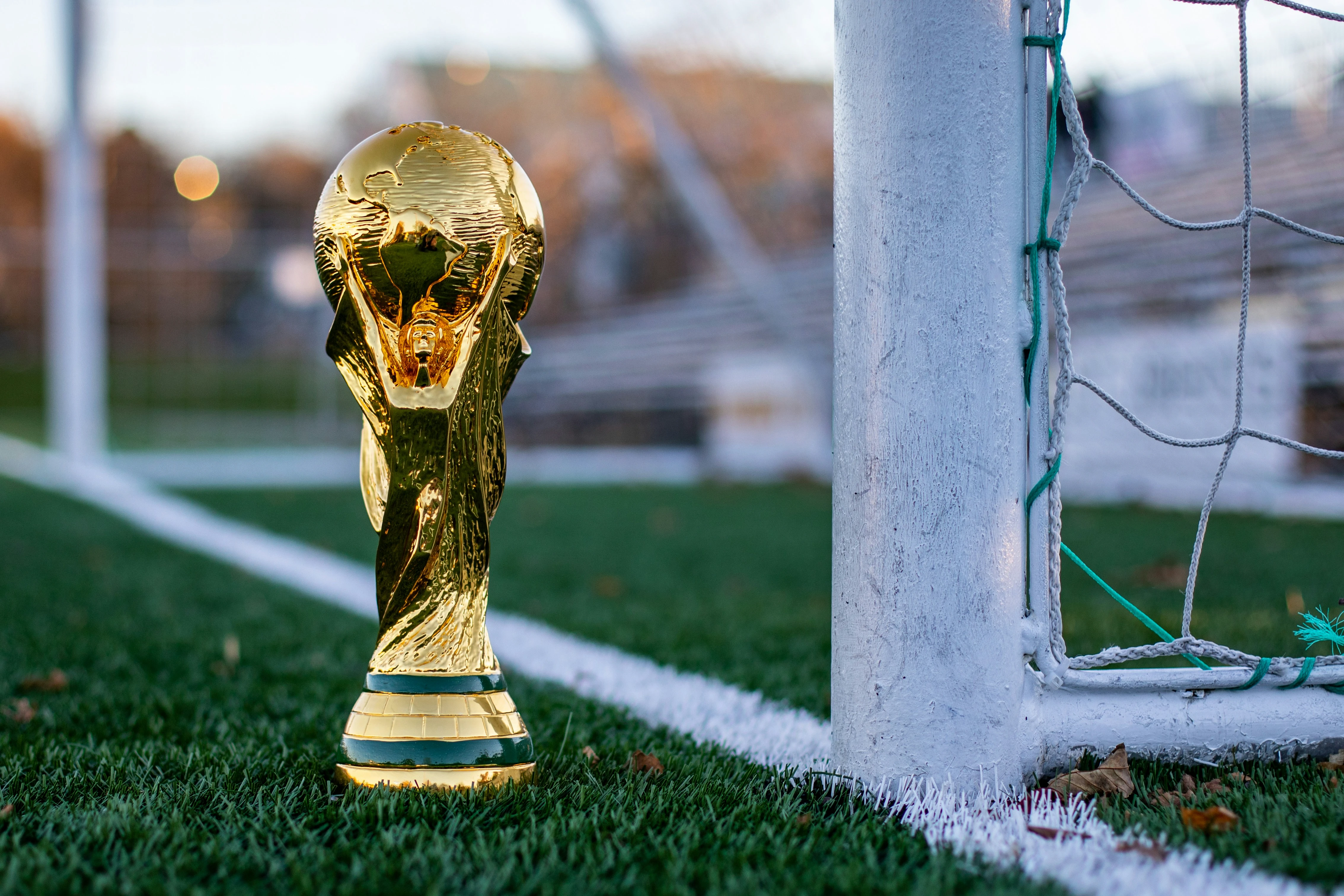 Goldene Fußball-Weltmeisterschaft Trophäe auf einem Fußballfeld