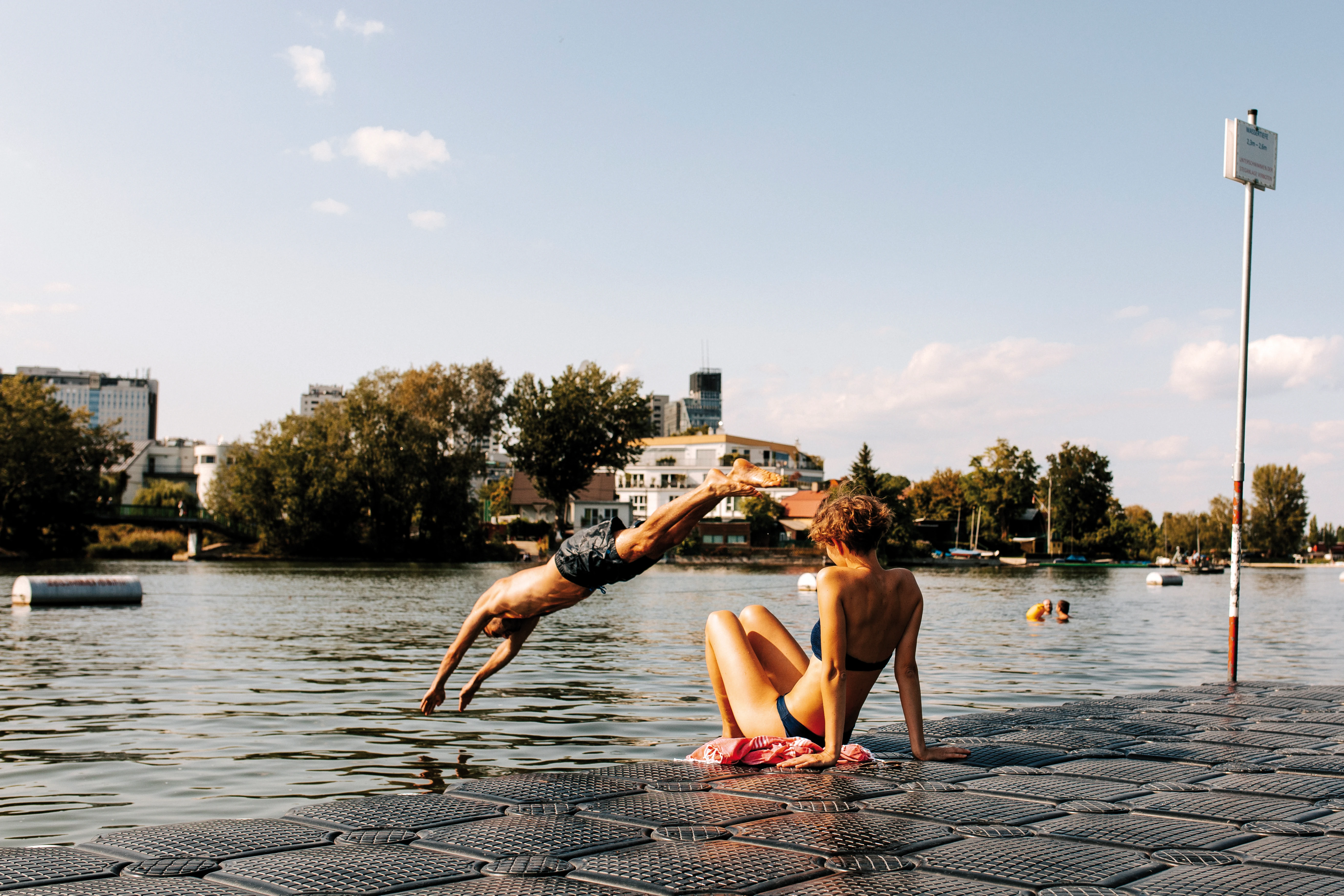 Strandbad Gänsehäufel an der Alten Donau.  Das Gänsehäufel ist ein beliebtes Strandbad in Wien, Österreich, gelegen an der malerischen Alten Donau. Es bietet eine Vielzahl von Freizeitmöglichkeiten wie Schwimmen, Sonnenbaden und Wassersport.