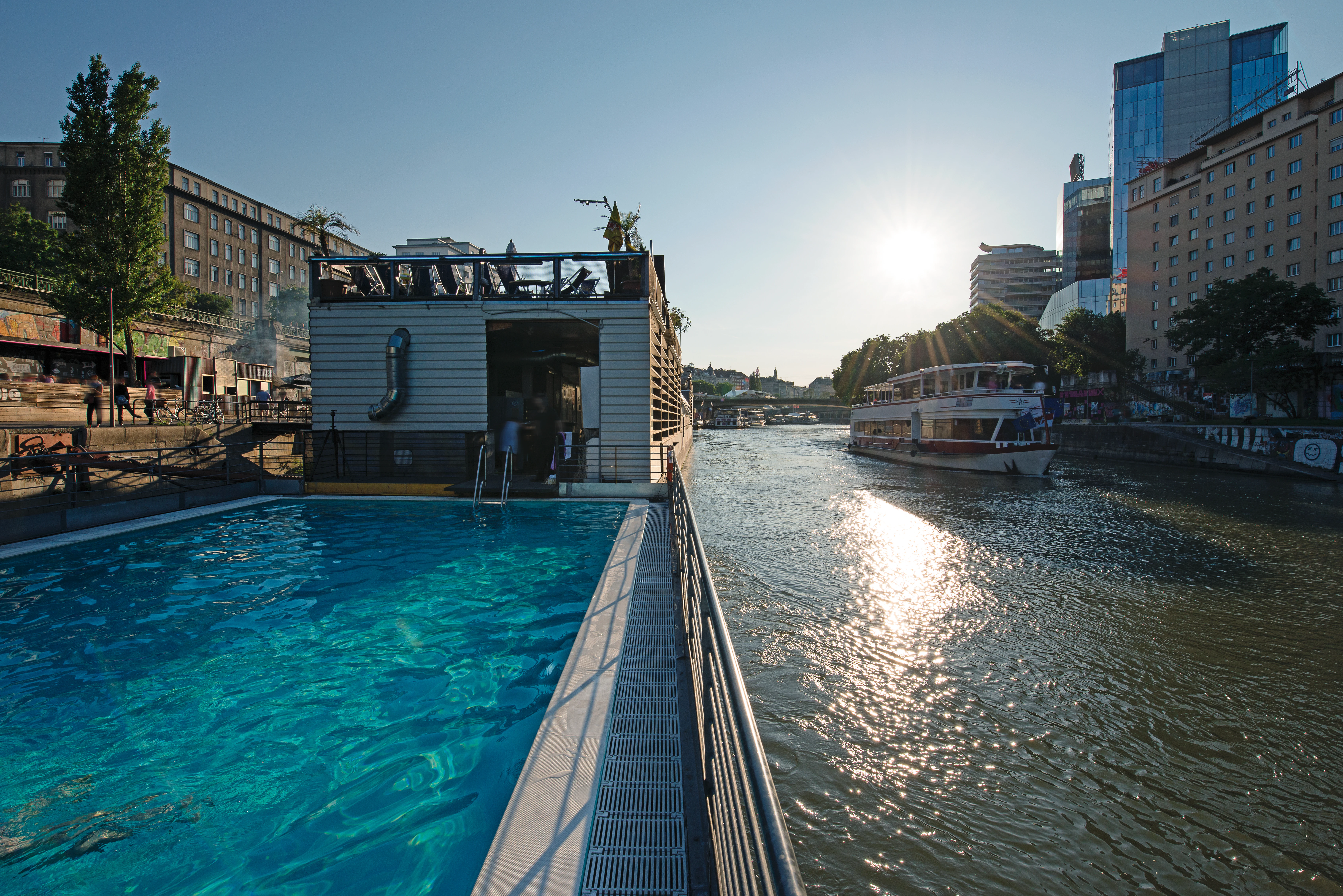 Badeschiff am Donaukanal. Schwimmendes Schwimmbad auf dem Wiener Donaukanal, bietet eine einzigartige Möglichkeit zum Schwimmen und Entspannen inmitten der Stadt. Attraktion in Wien, Österreich.