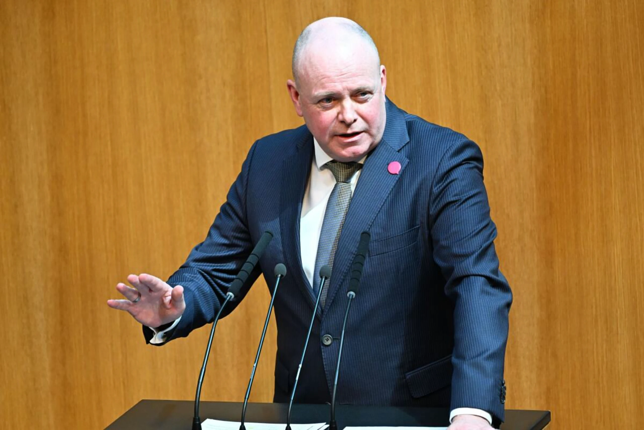 NEOS-Wirtschaftssprecher Markus Hofer will keine Last-Minute-Umsetzung