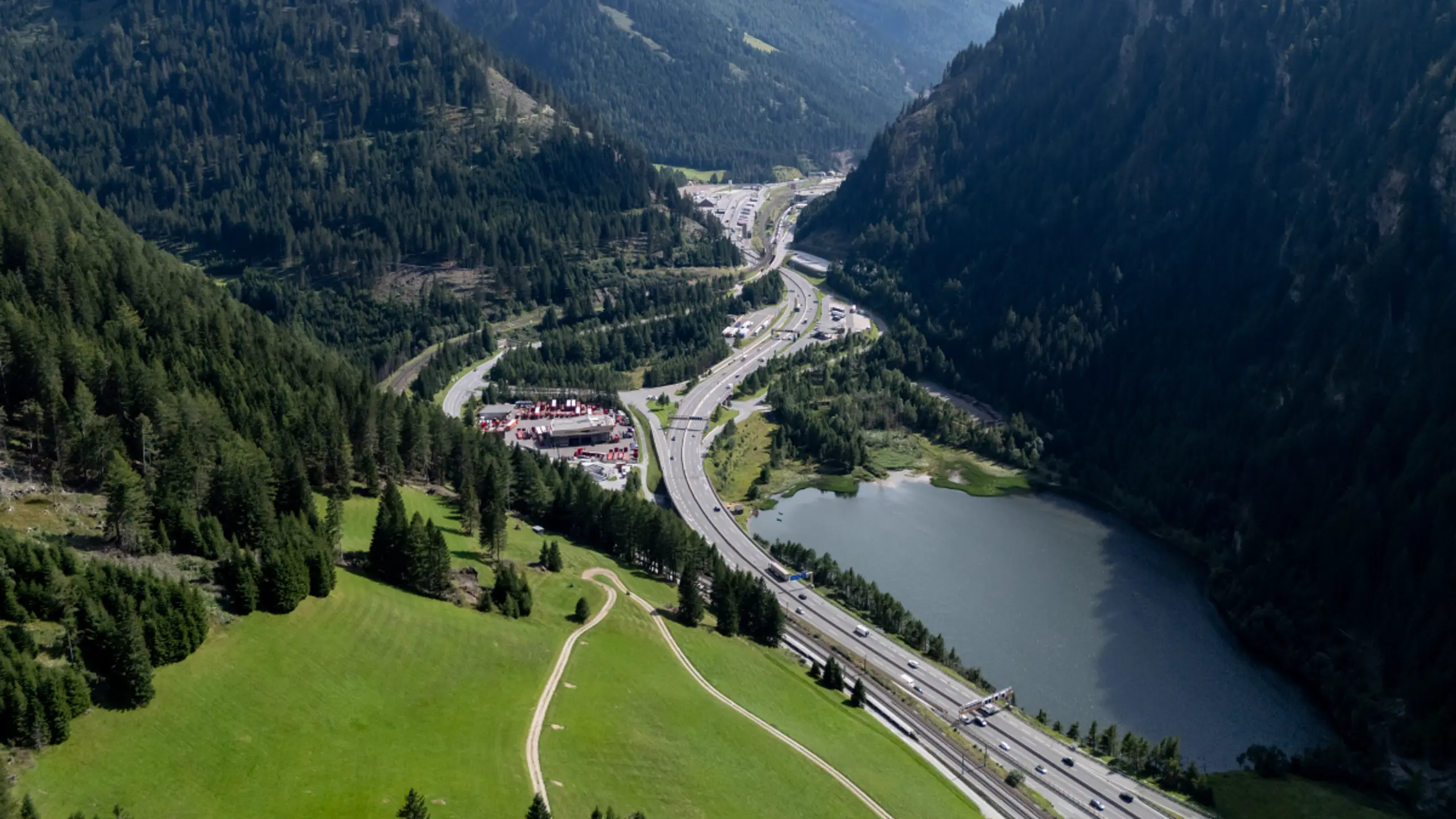 © EXPA, Themenbild, JOHANN GRODER, Apa Der Verkehrsbelastung am Brenner wird bei der Demo heftig kritisiert