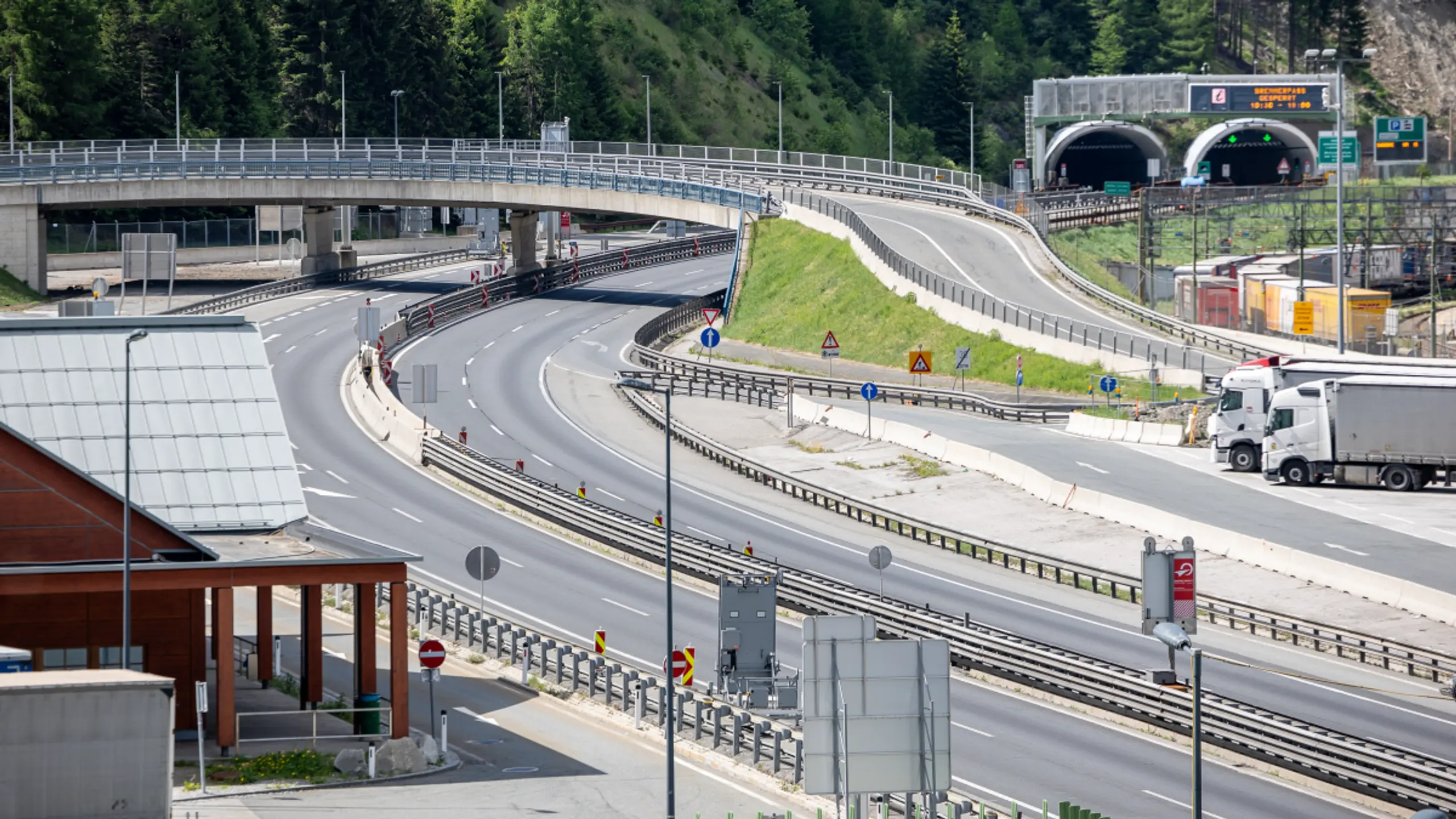 © EXPA, JOHANN GRODER, Apa Leere Fahrbahnen am Grenzübergang Brenner