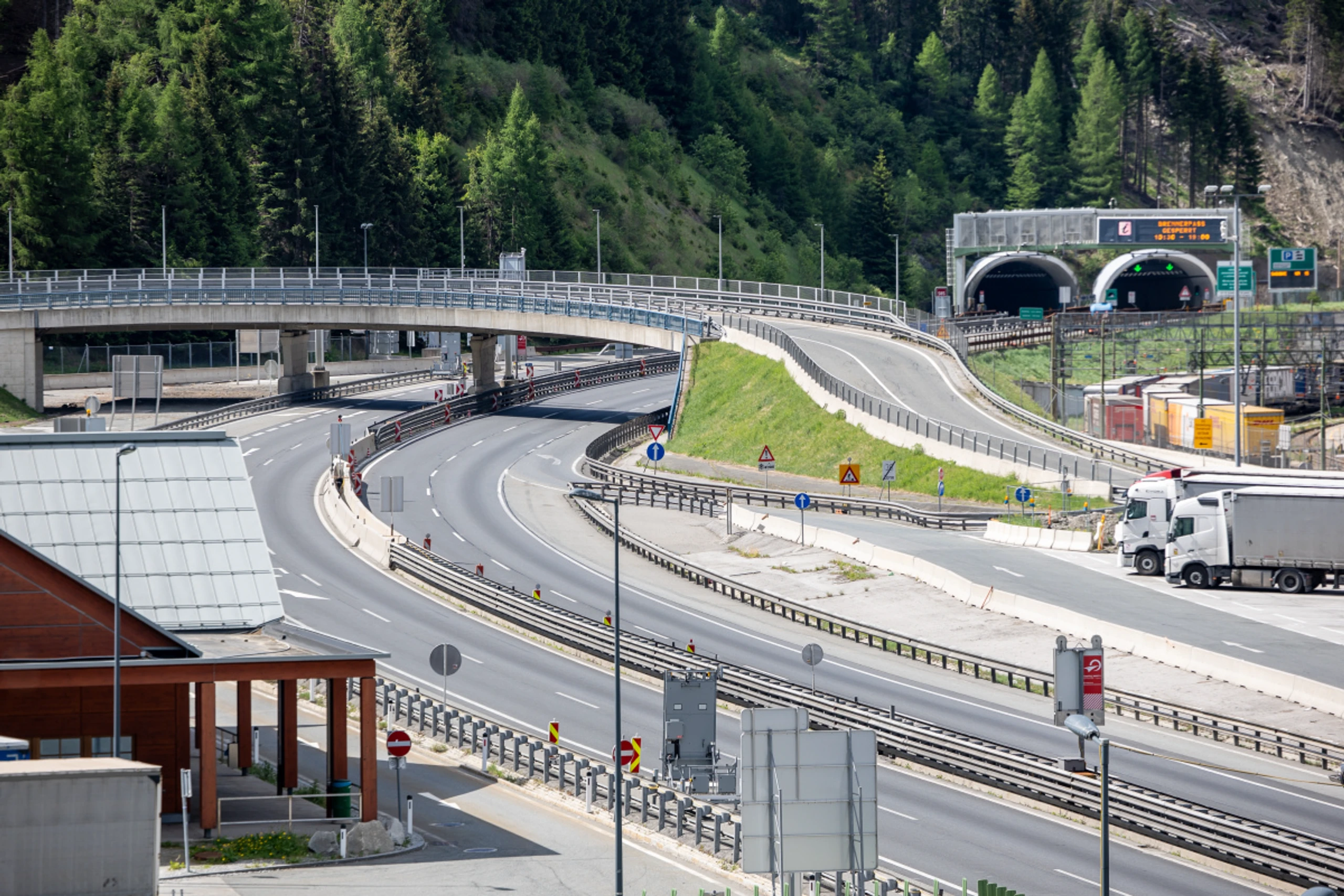 Leere Fahrbahnen am Grenzübergang Brenner