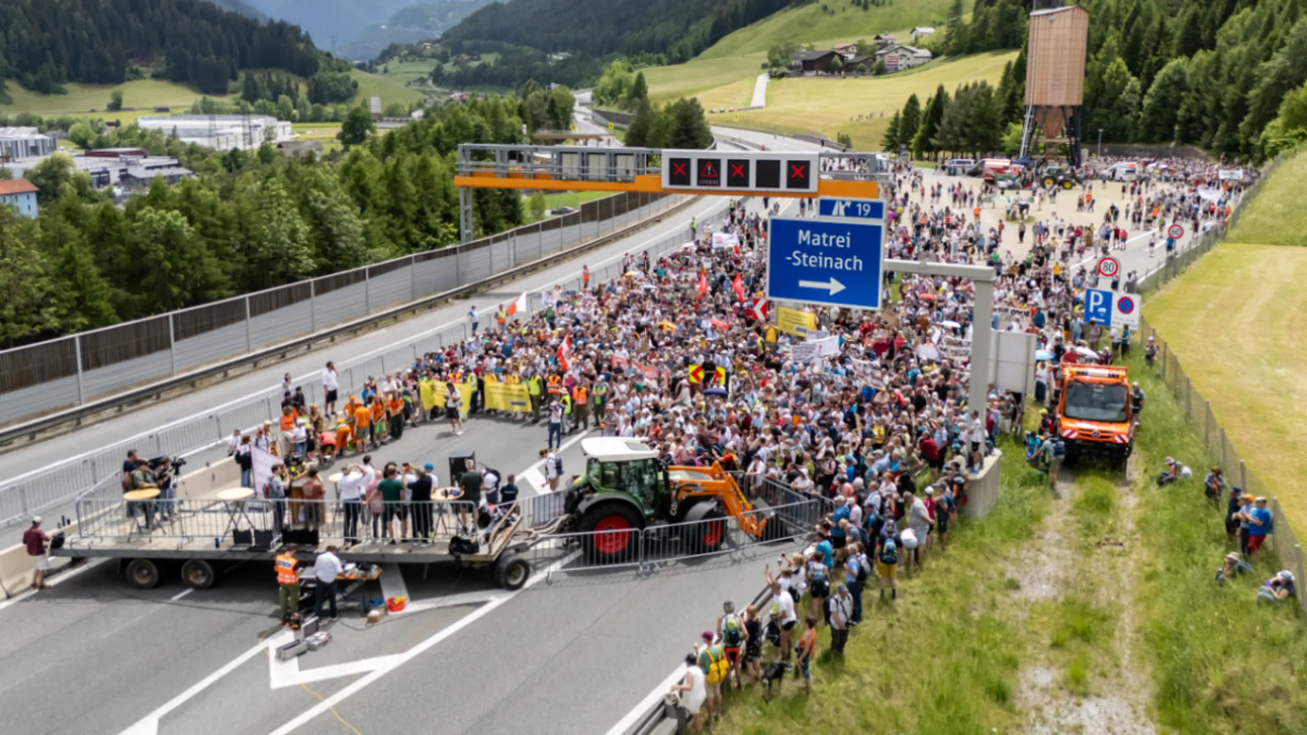 © EXPA, JOHANN GRODER, Apa Rund 4.500 Menschen kamen zur Versammlung auf der A13