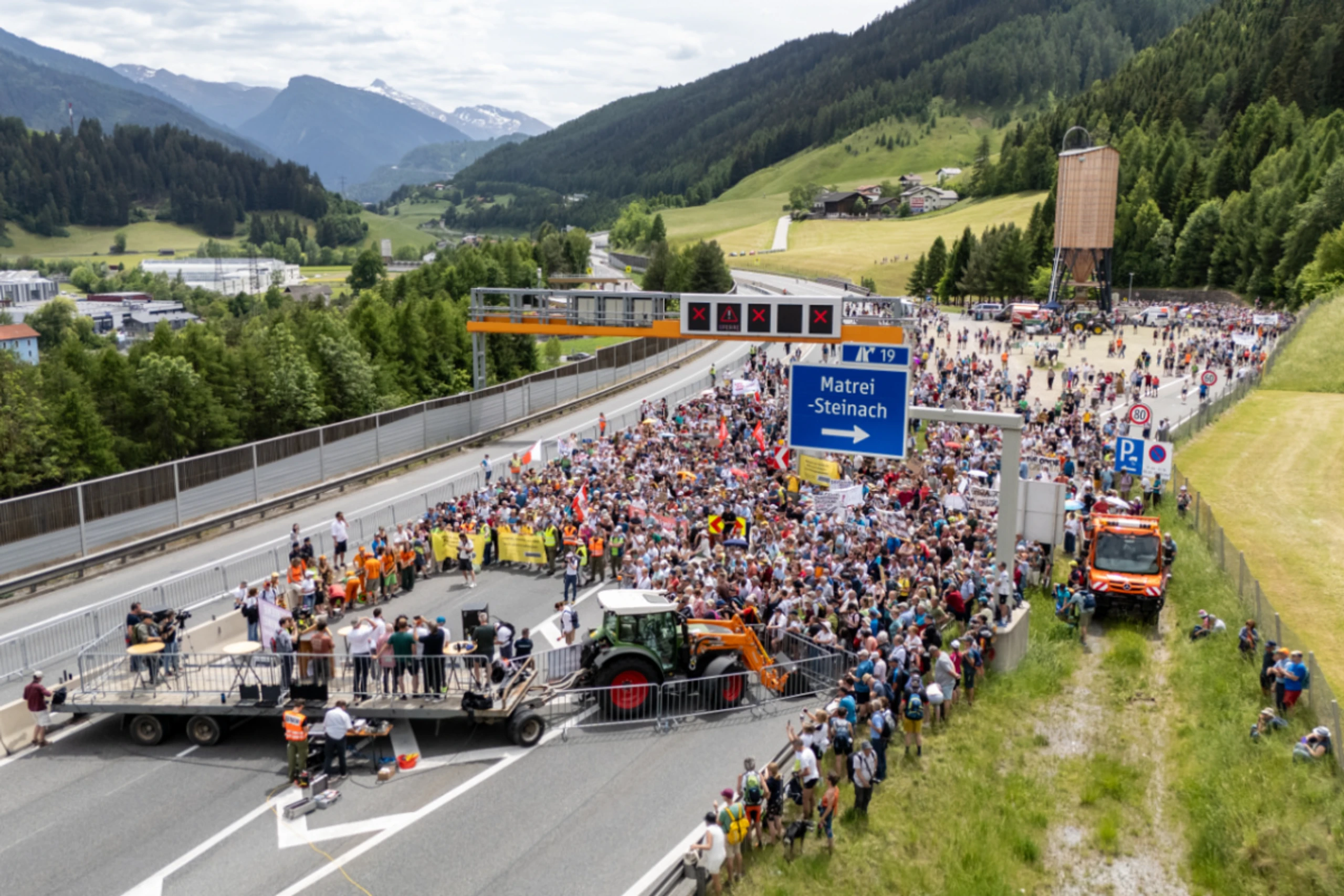 Rund 4.500 Menschen kamen zur Versammlung auf der A13
