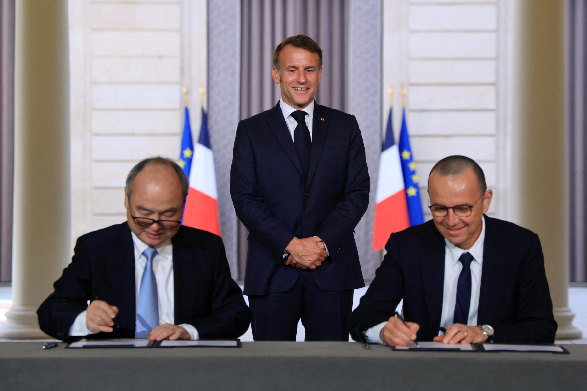 Macron mit Softbank-Chef (links) und Schneider-Electric-Chef (rechts)