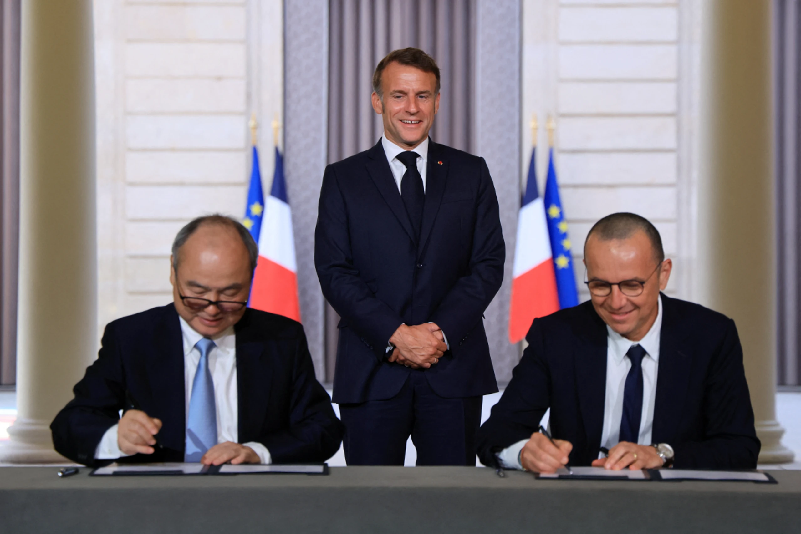 Macron mit Softbank-Chef (links) und Schneider-Electric-Chef (rechts)