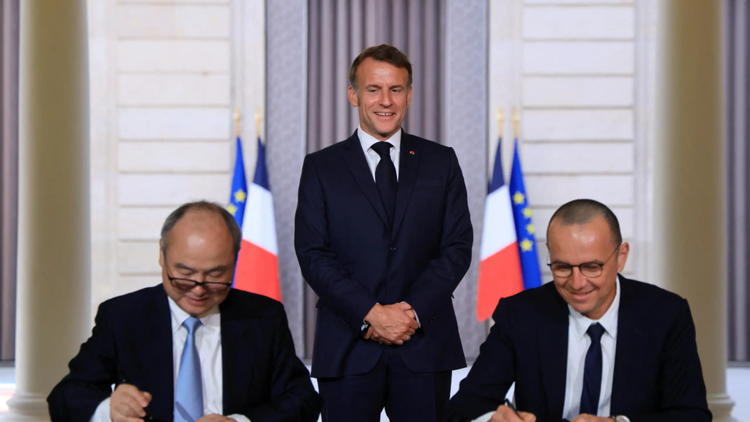 Macron mit Softbank-Chef (links) und Schneider-Electric-Chef (rechts)