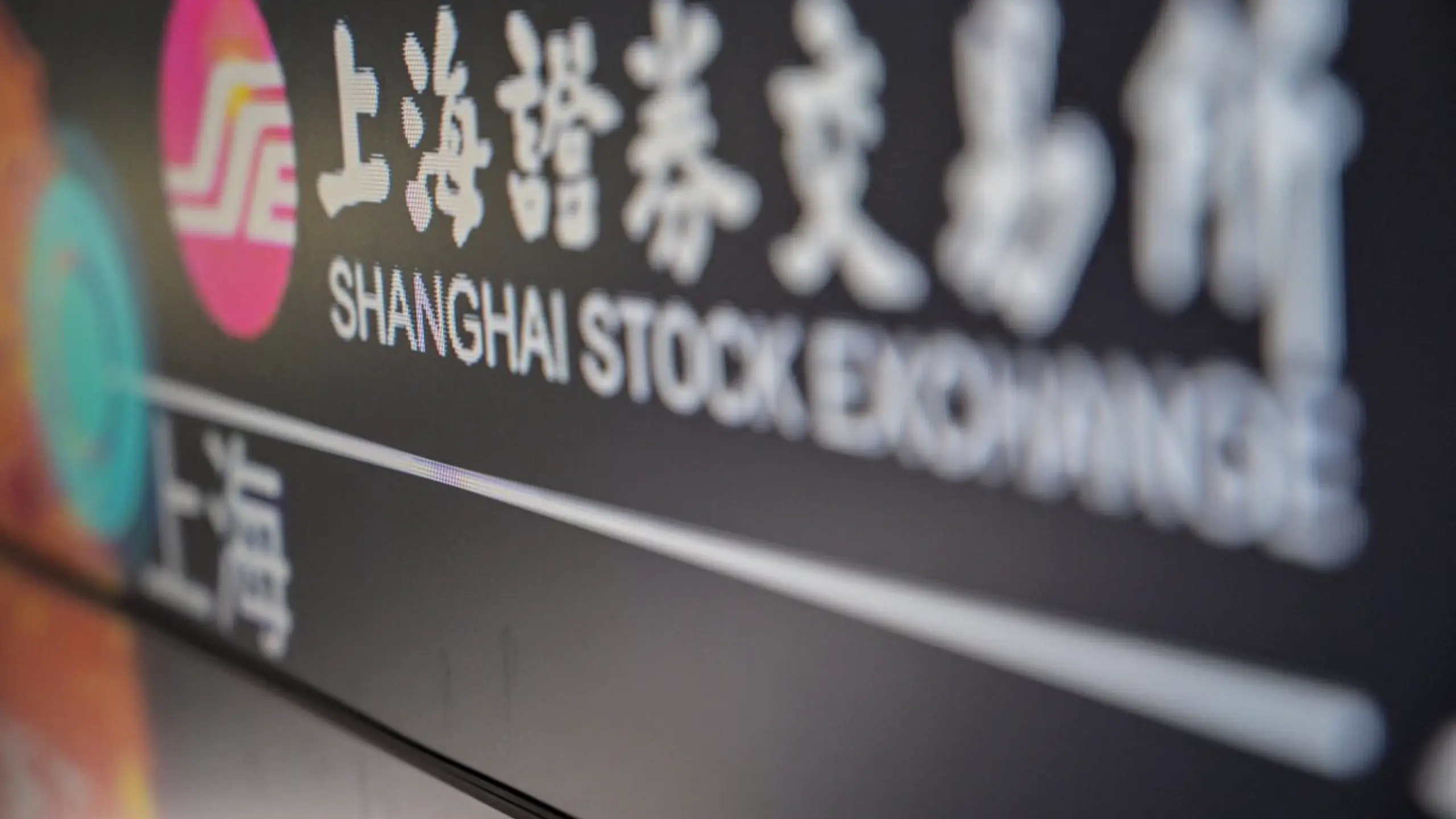 Nikkei-225 gewinnt starke 2,5 %
