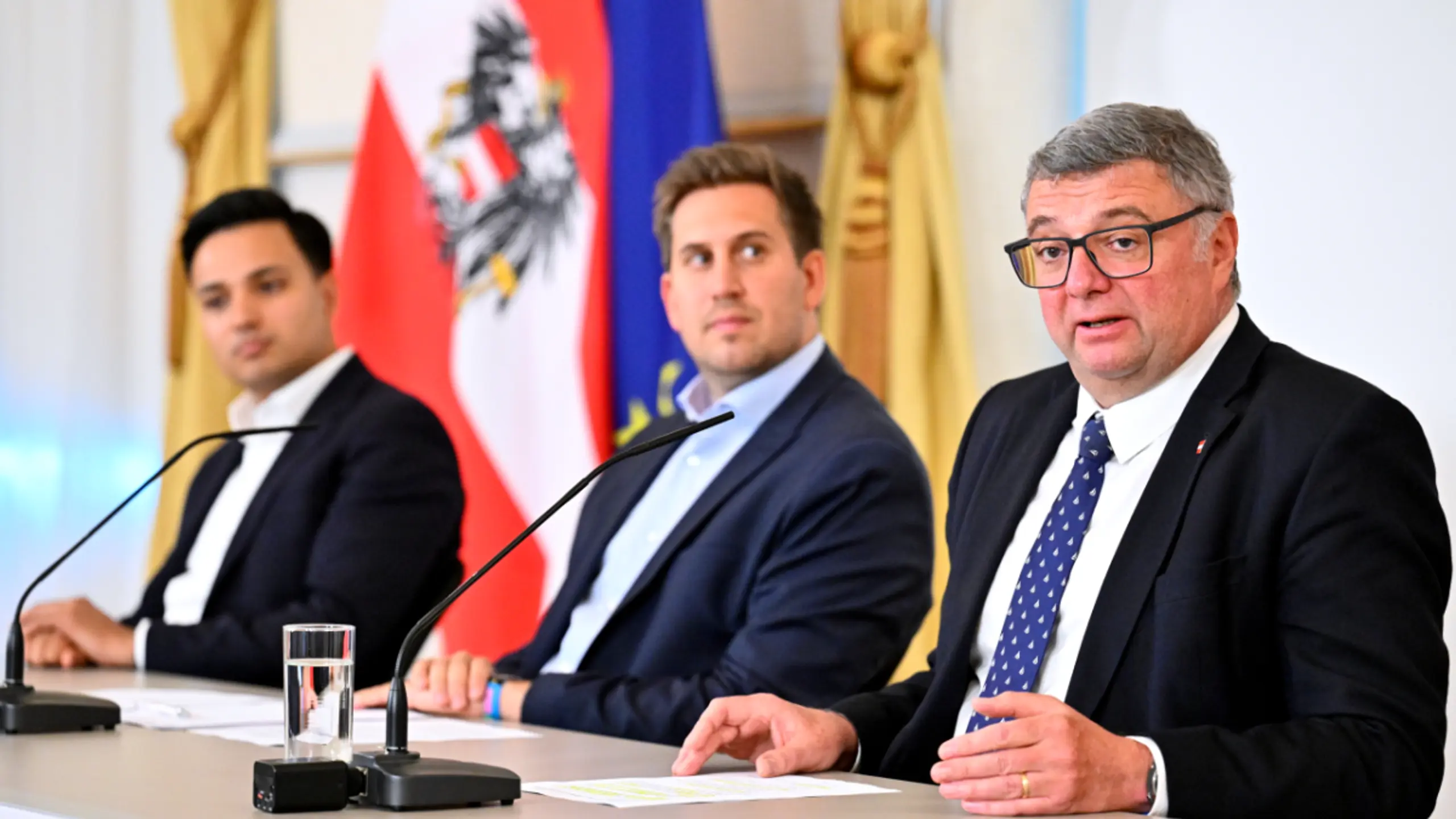 © APA/APA/HANS KLAUS TECHT/HANS KLAUS TECHT NEOS-Klubchef Shetty, Staatssekretäre Pröll (VP) und Leichtfried (SP)