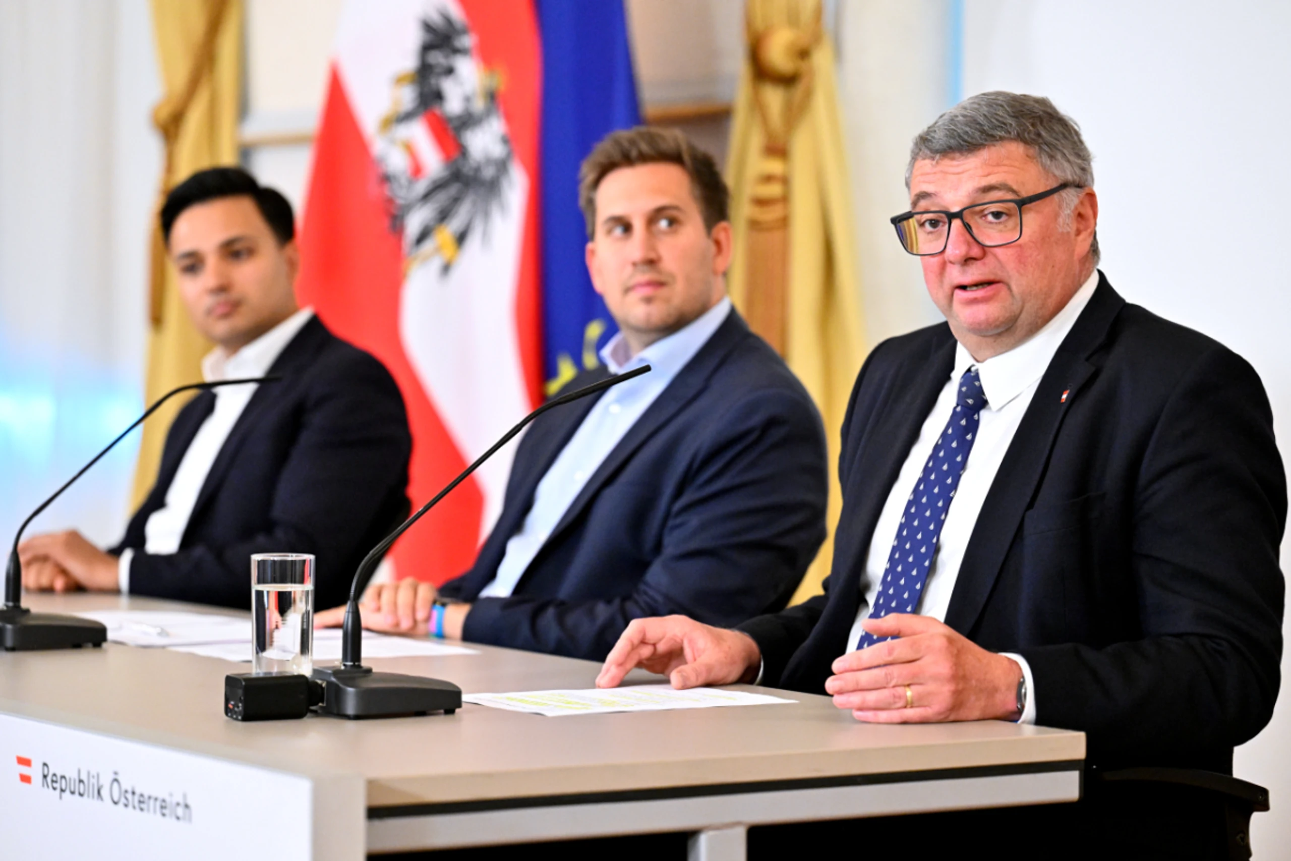 NEOS-Klubchef Shetty, Staatssekretäre Pröll (VP) und Leichtfried (SP)