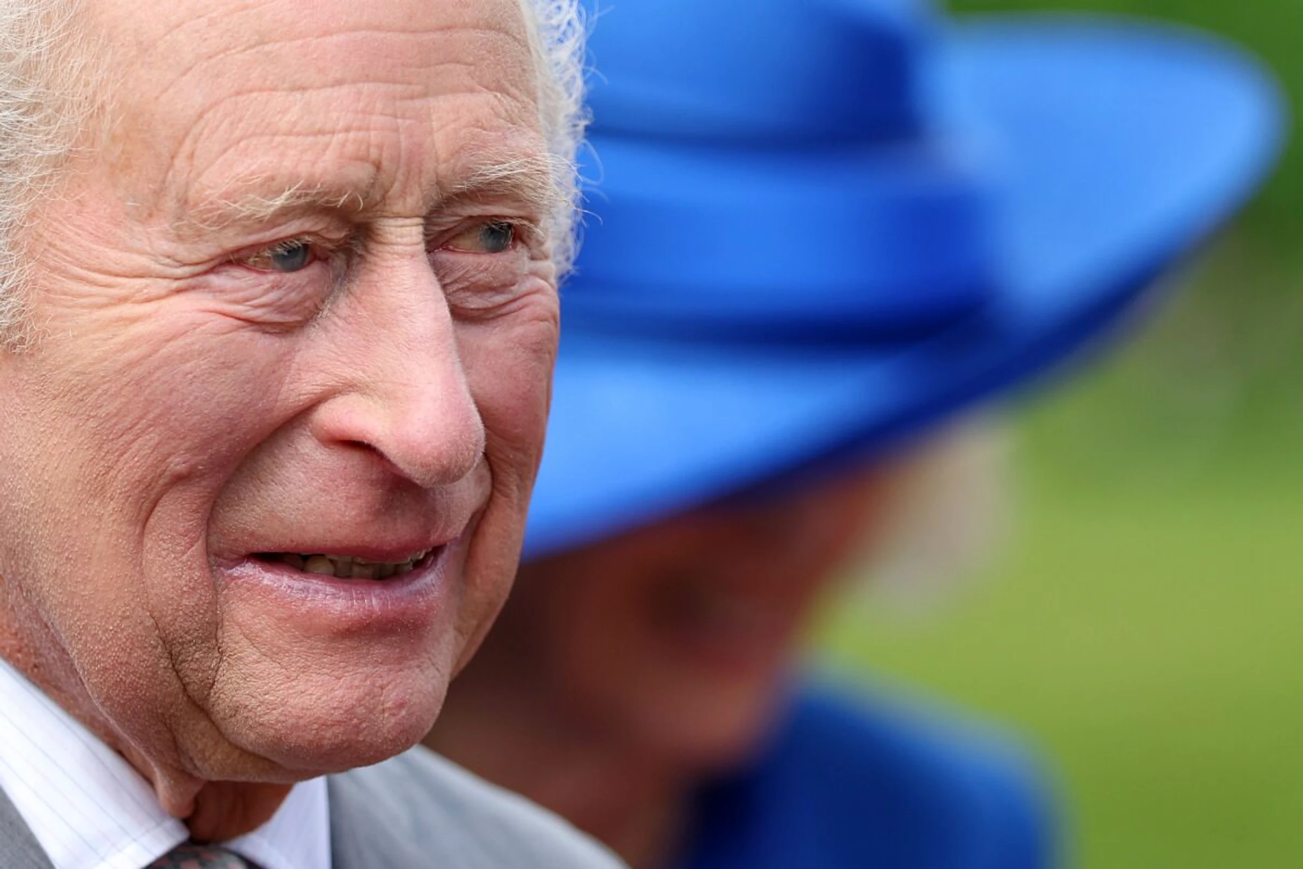 König Charles wurde von Hochzeitsgästen mit Jubel empfangen