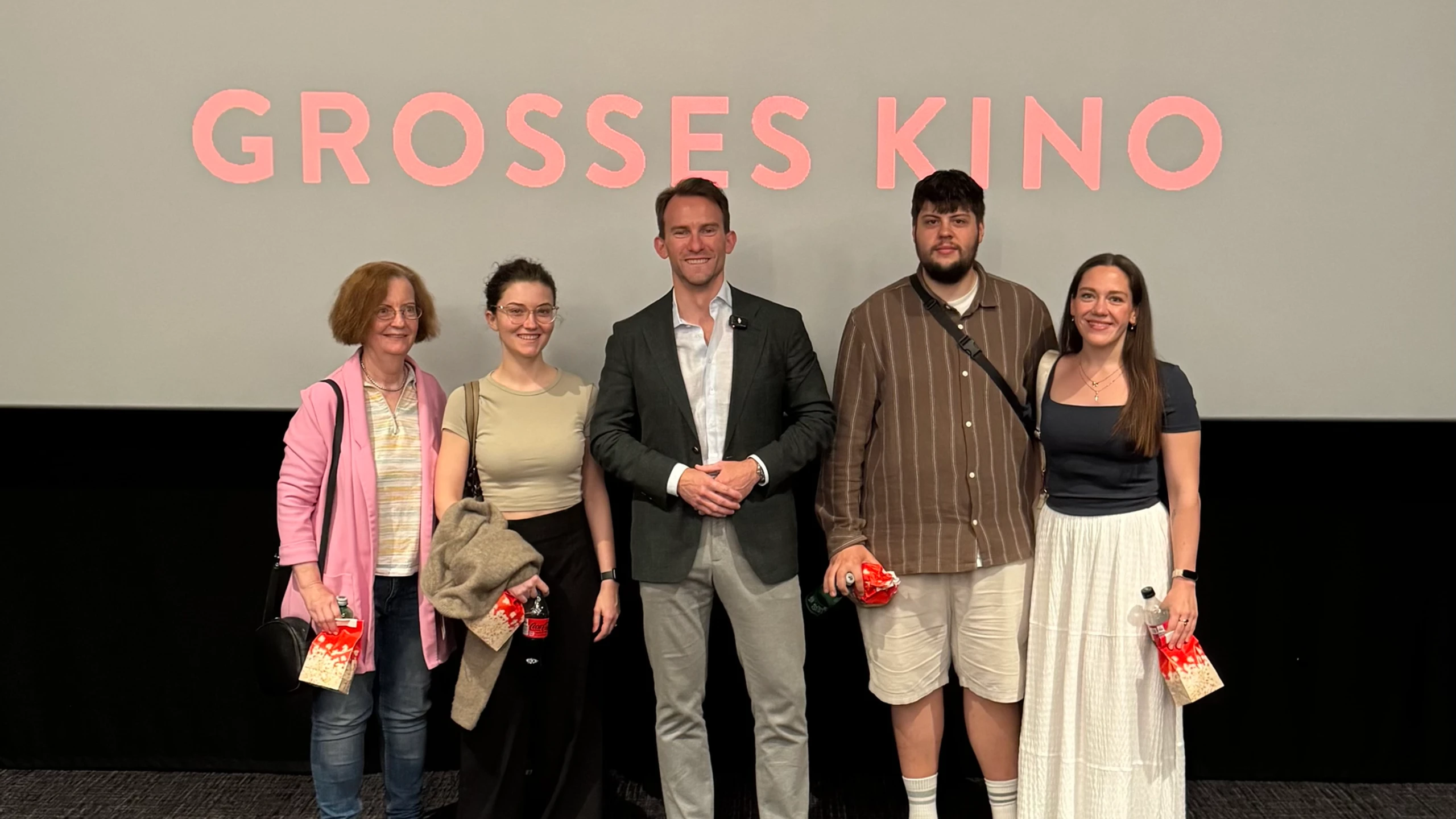Viktoria (2. v. l.) mit Begleitung, Lucas Langhammer (M.) von Cineplexx und Natascha (r.) samt Begleitung