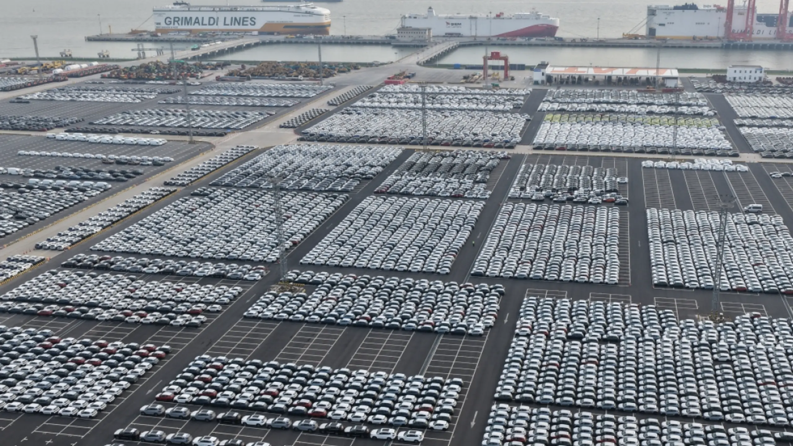 Autos in chinesischem Hafen