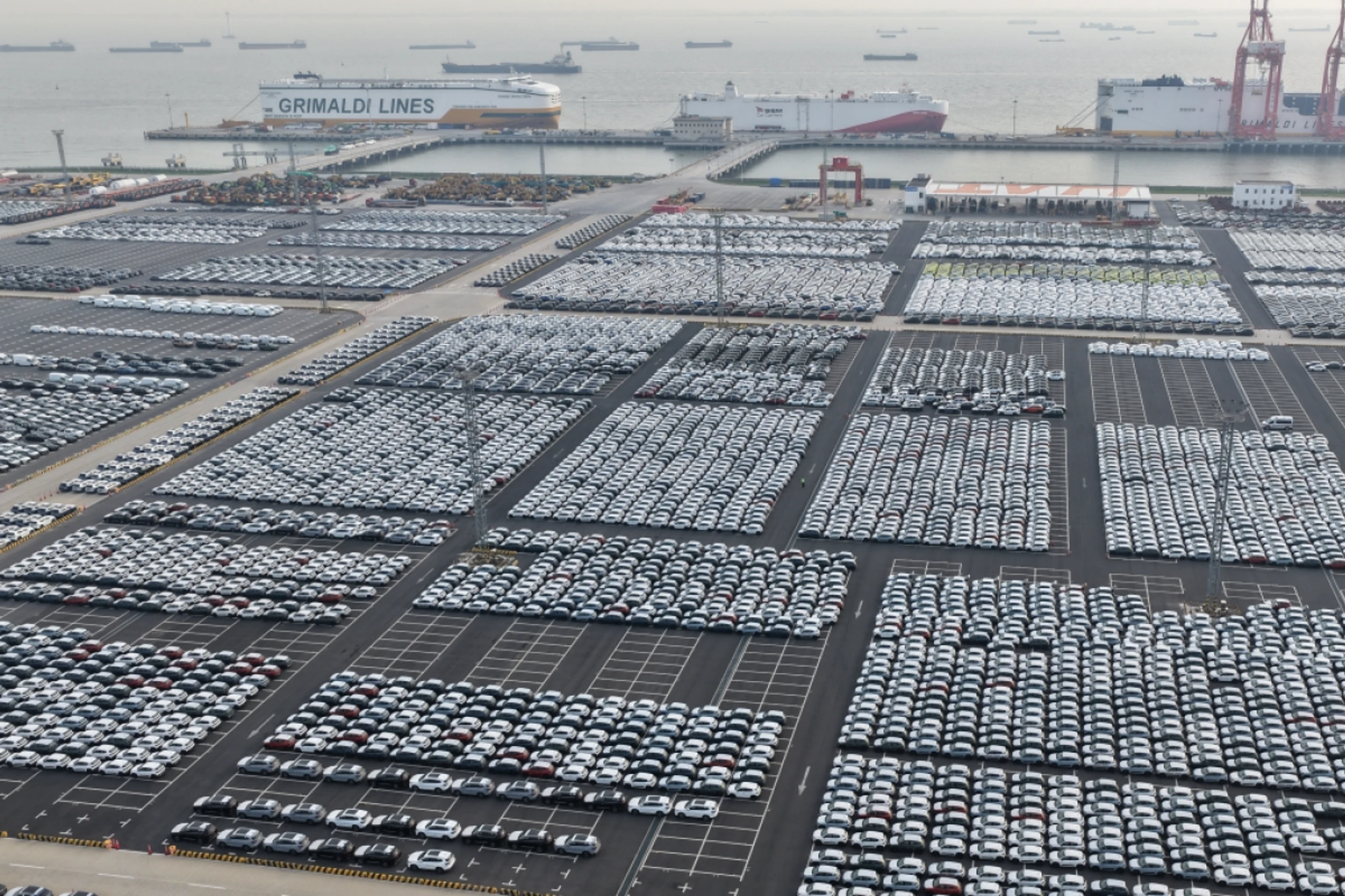 Autos in chinesischem Hafen