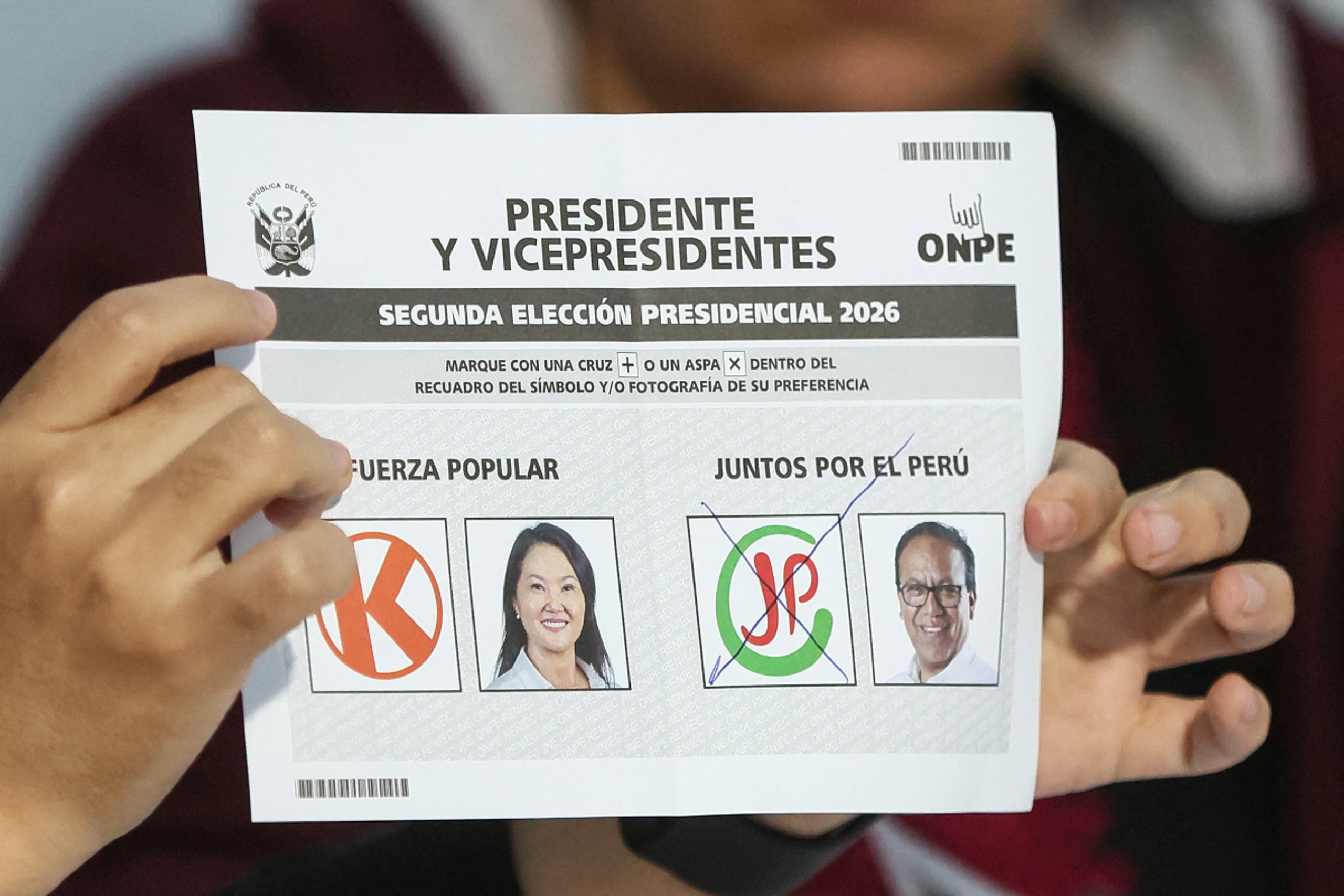 Kopf-an-Kopf-Rennen zwischen Fujimori (li) und Sánchez