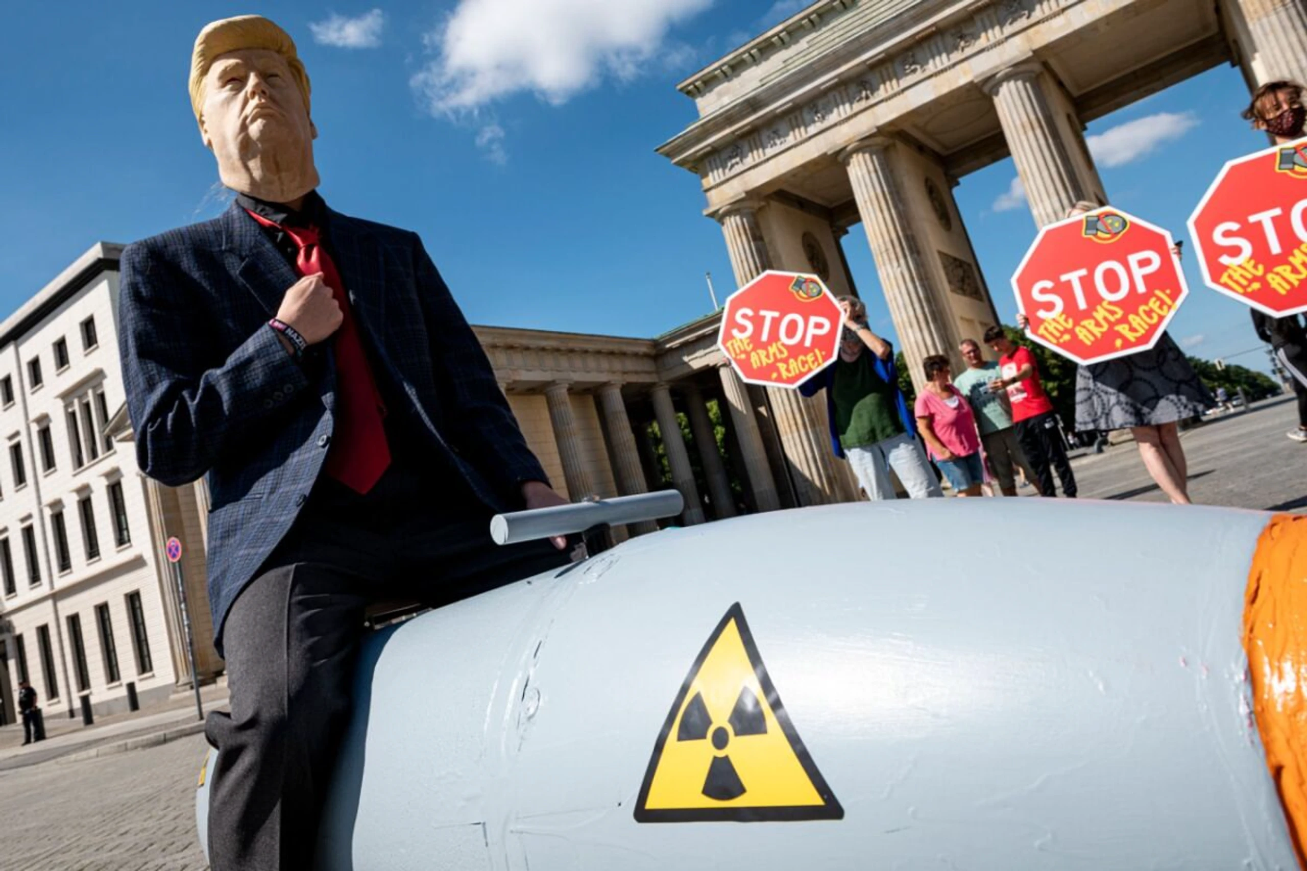 ++ ARCHIVBILD ++ Verkleideter Aktivist in Berlin bei Demonstration gegen Atomwaffen