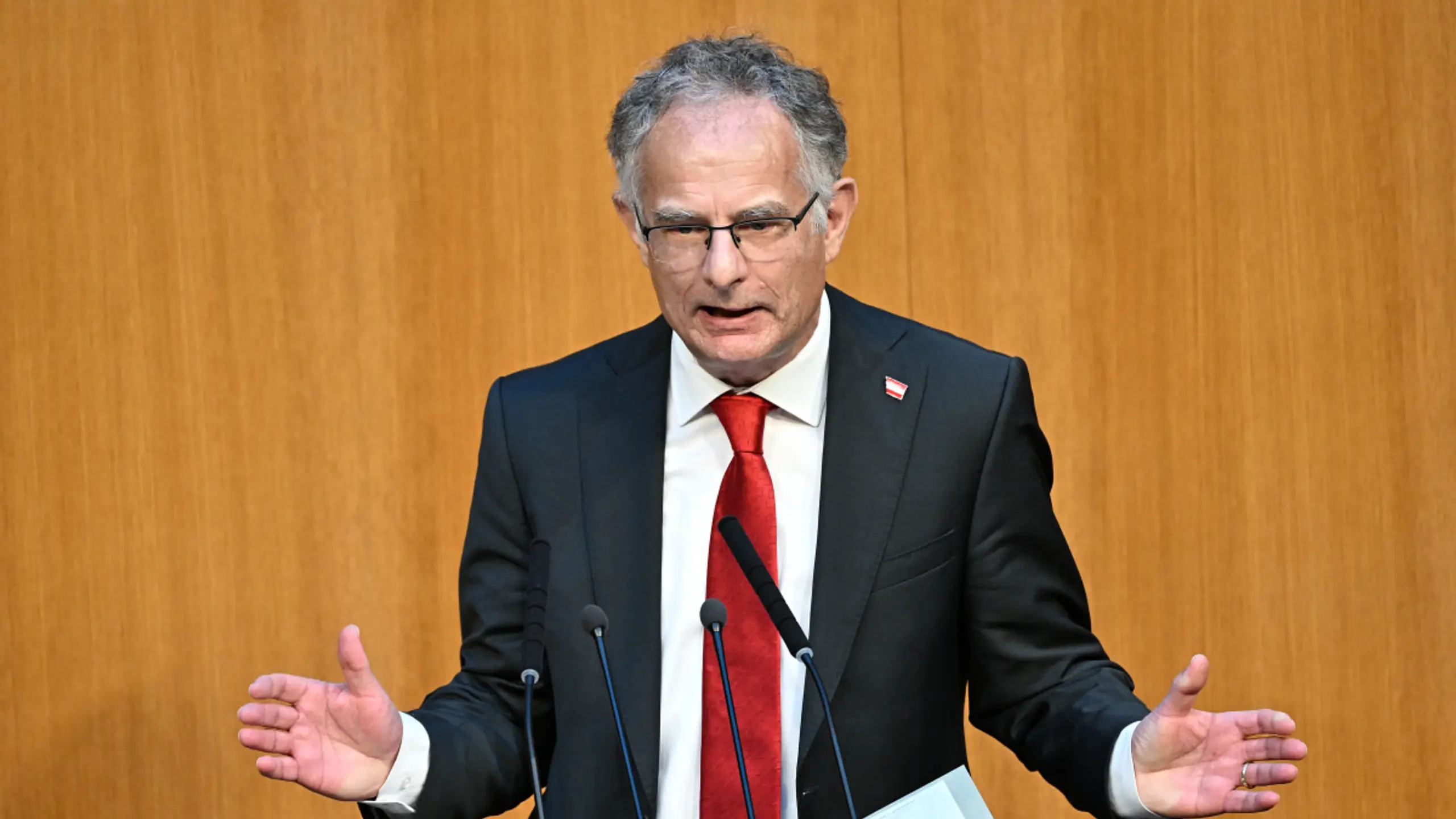 Finanzminister Marterbauer erläutert das Budget