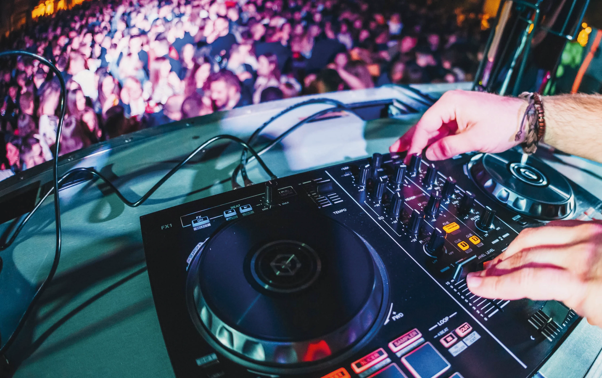 Ein DJ-Pult.