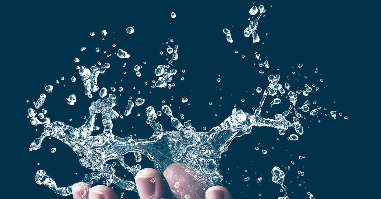 Eine Hand unter Wasser.