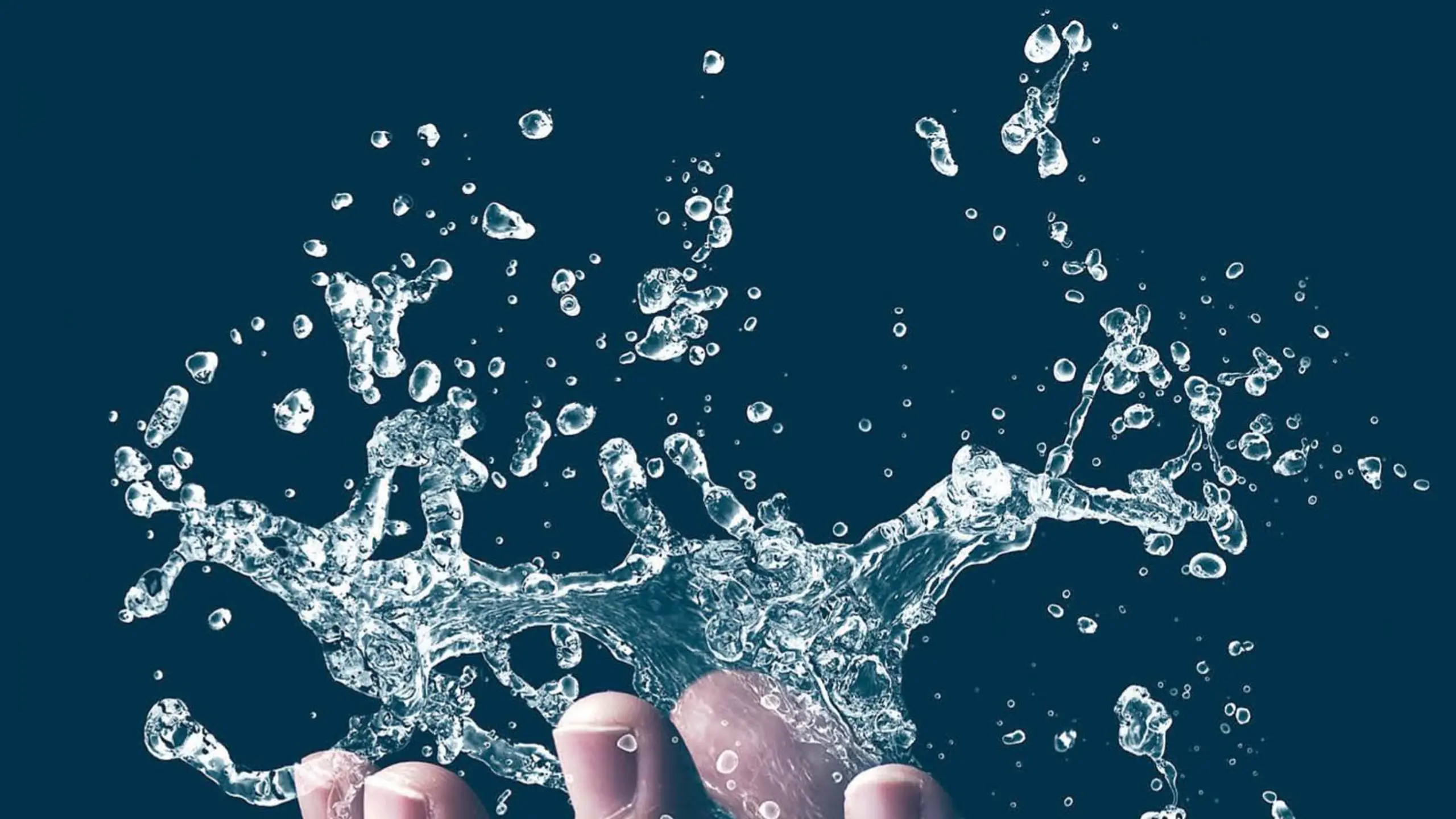 © istockphoto Eine Hand unter Wasser.