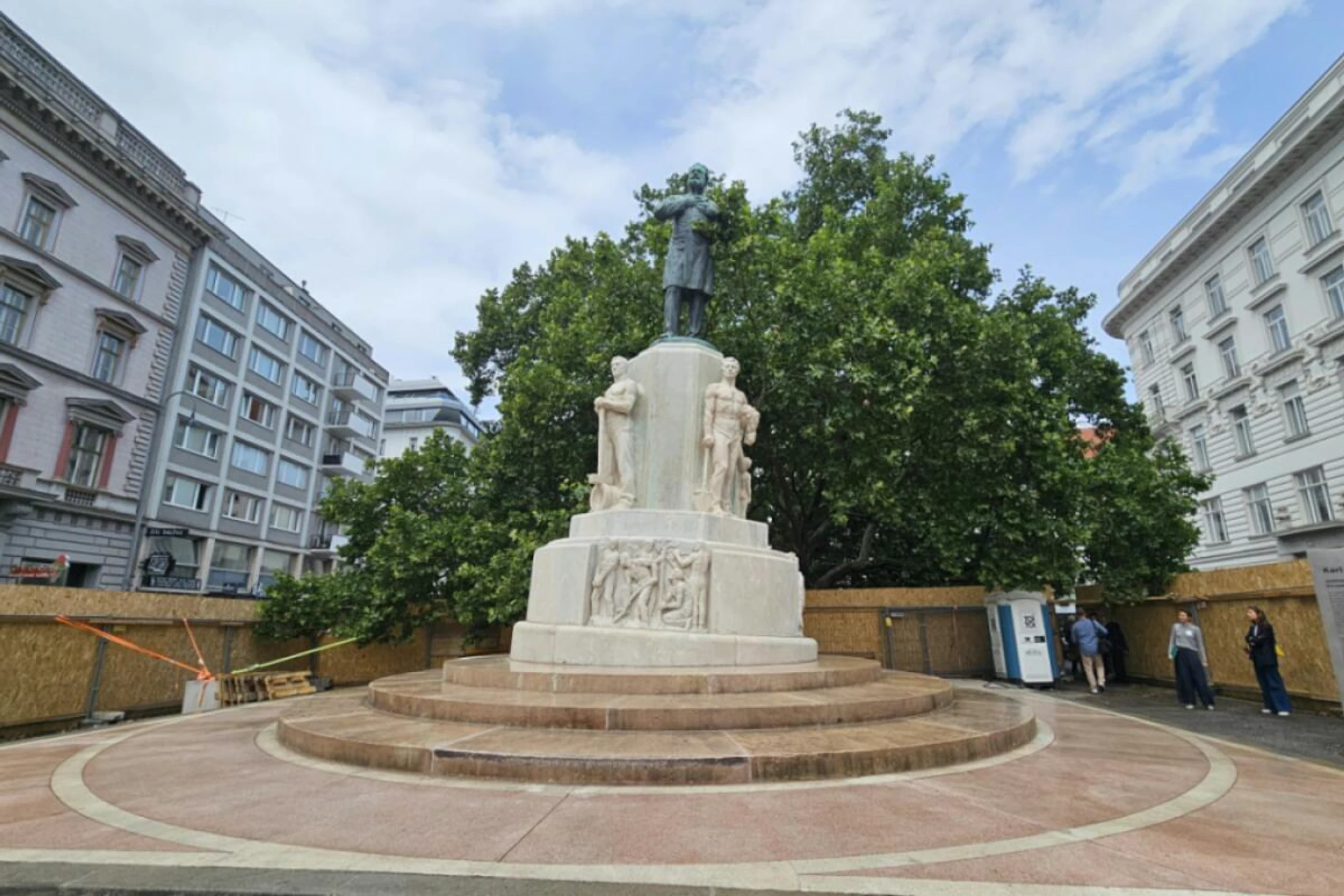 Umstrittene Statue um 3,5 Grad gekippt