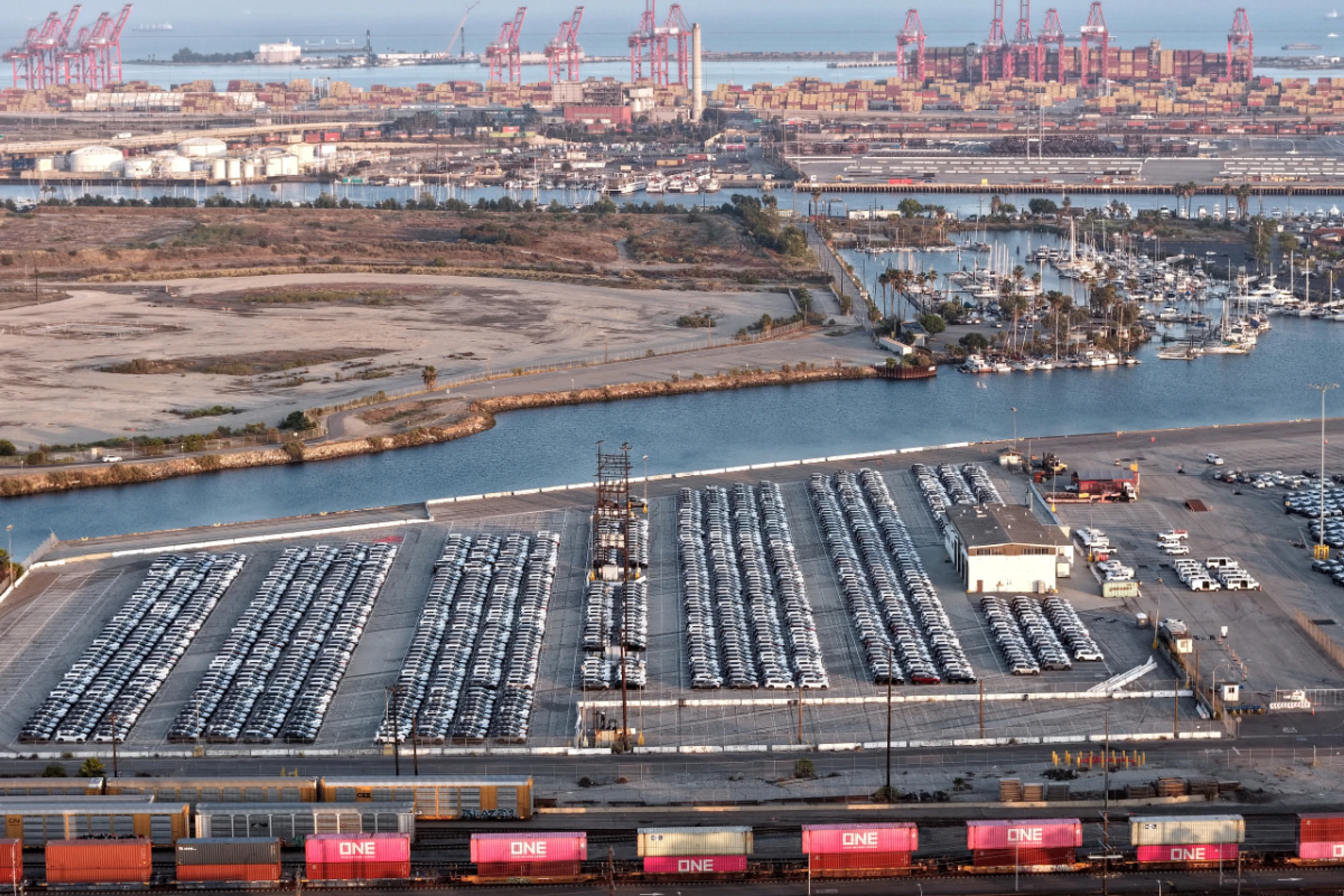 Importierte Autos im Hafen von Los Angeles
