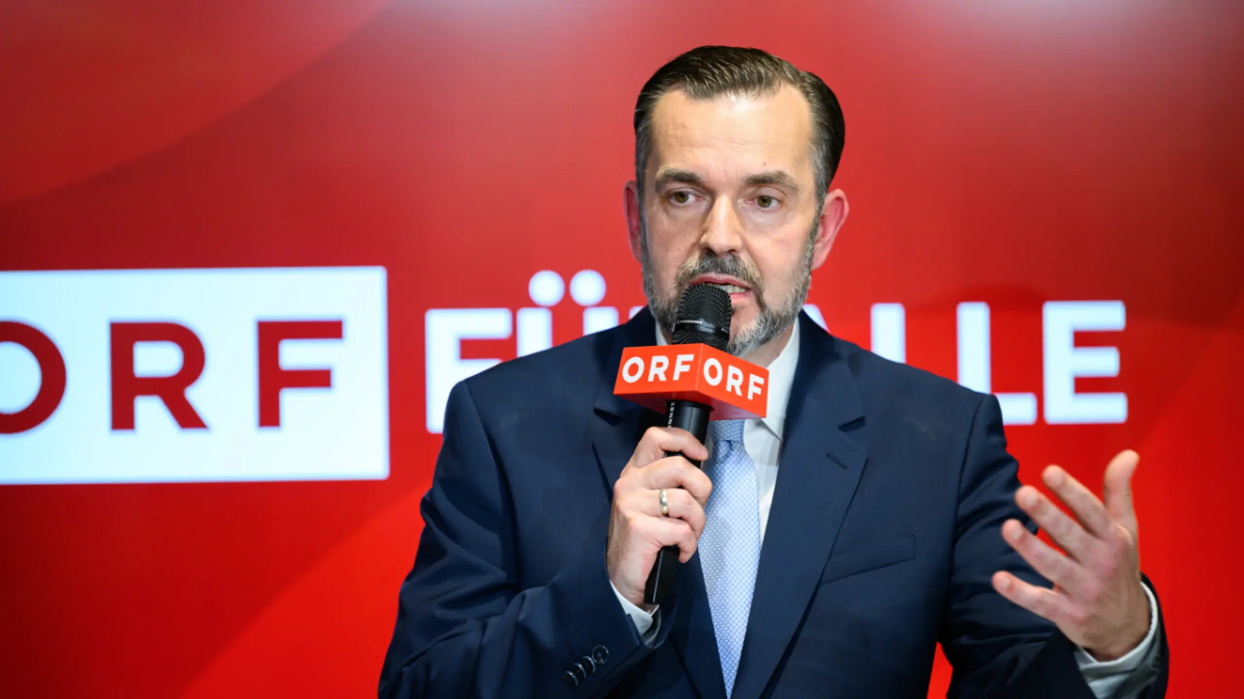 © APA/APA/MAX SLOVENCIK/MAX SLOVENCIK Der ORF-Chef in spe vor seinem neuen Logo