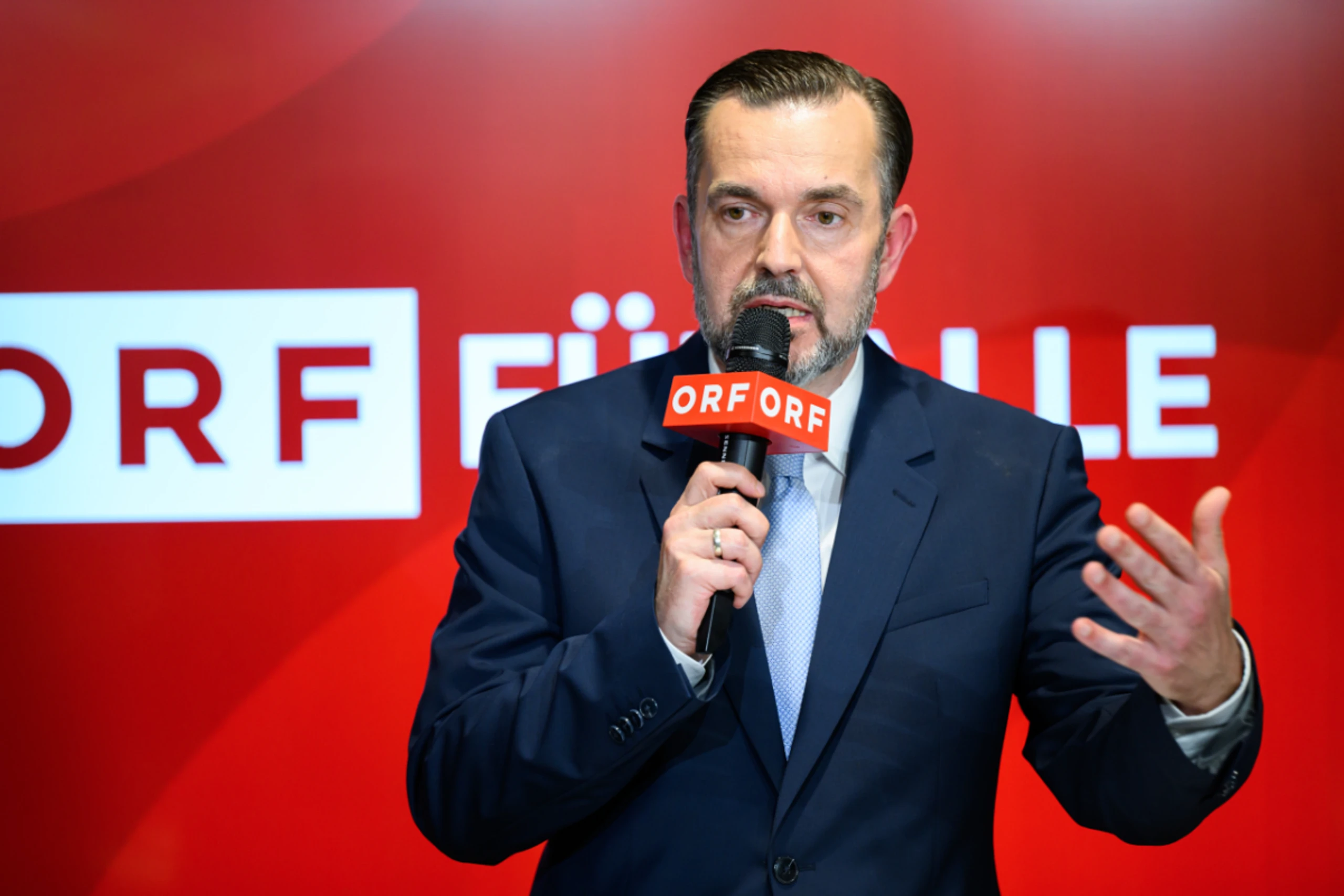 Der ORF-Chef in spe vor seinem neuen Logo