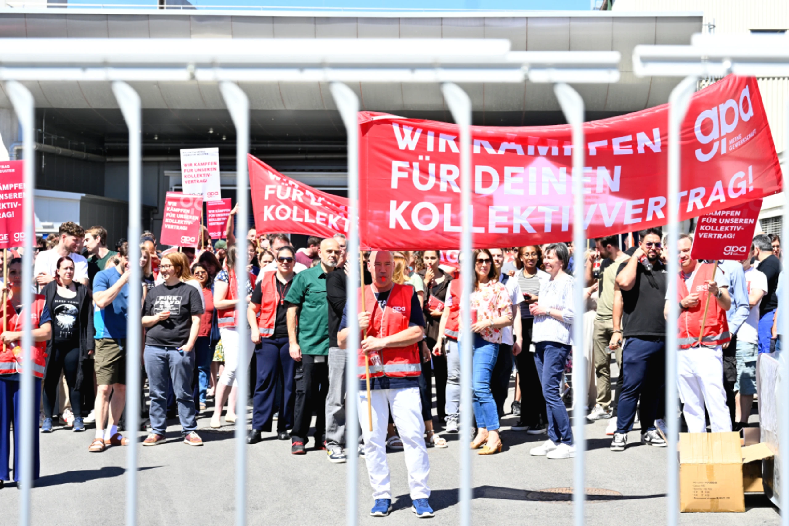 In den Verhandlungspausen fanden mehrere Warnstreiks statt