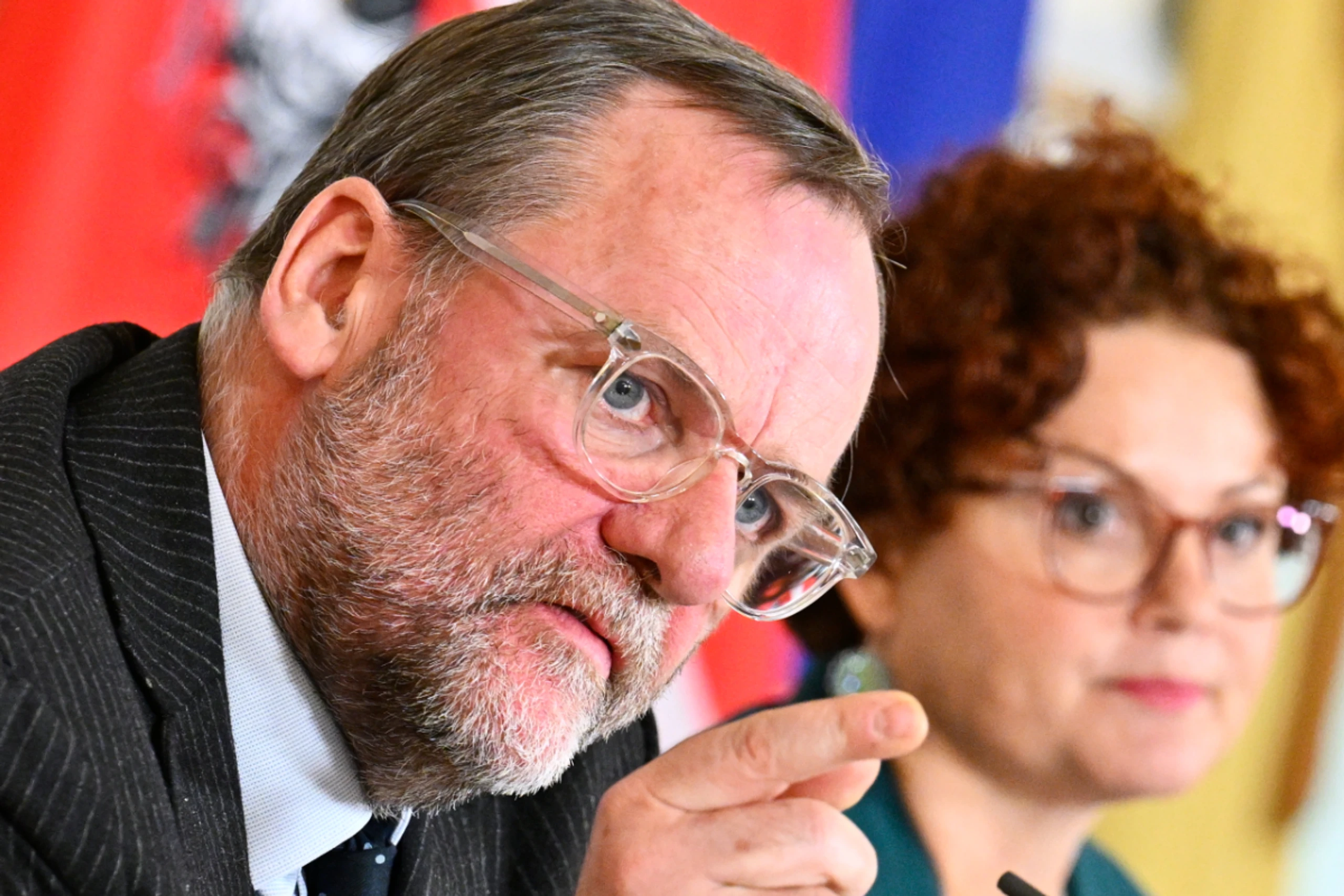 Social-Media-Regelung wird auf Staatssekretäre ausgeweitet