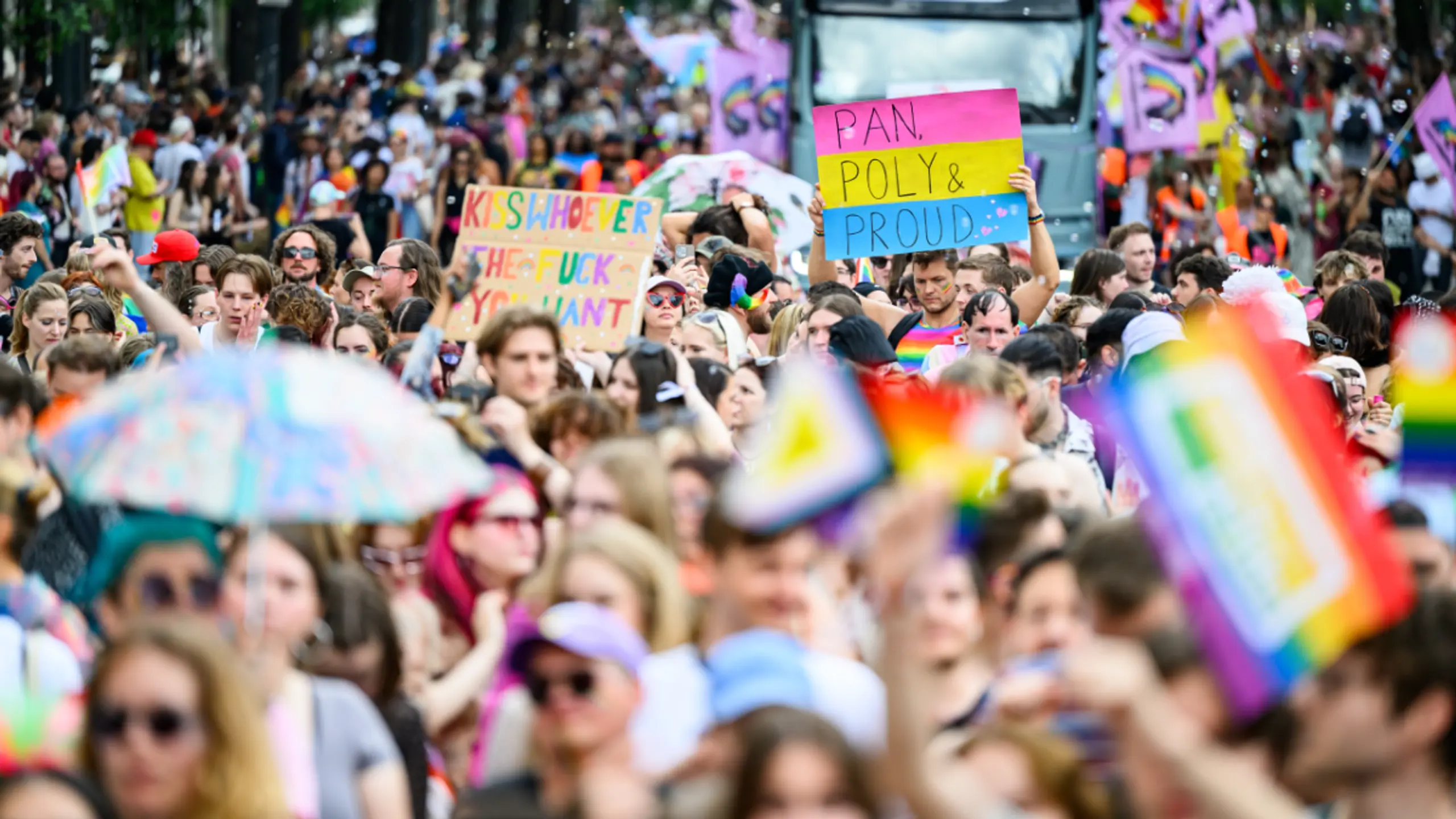 Bunte Farben am Wiener Ring - Die 30. Regenbogenparade