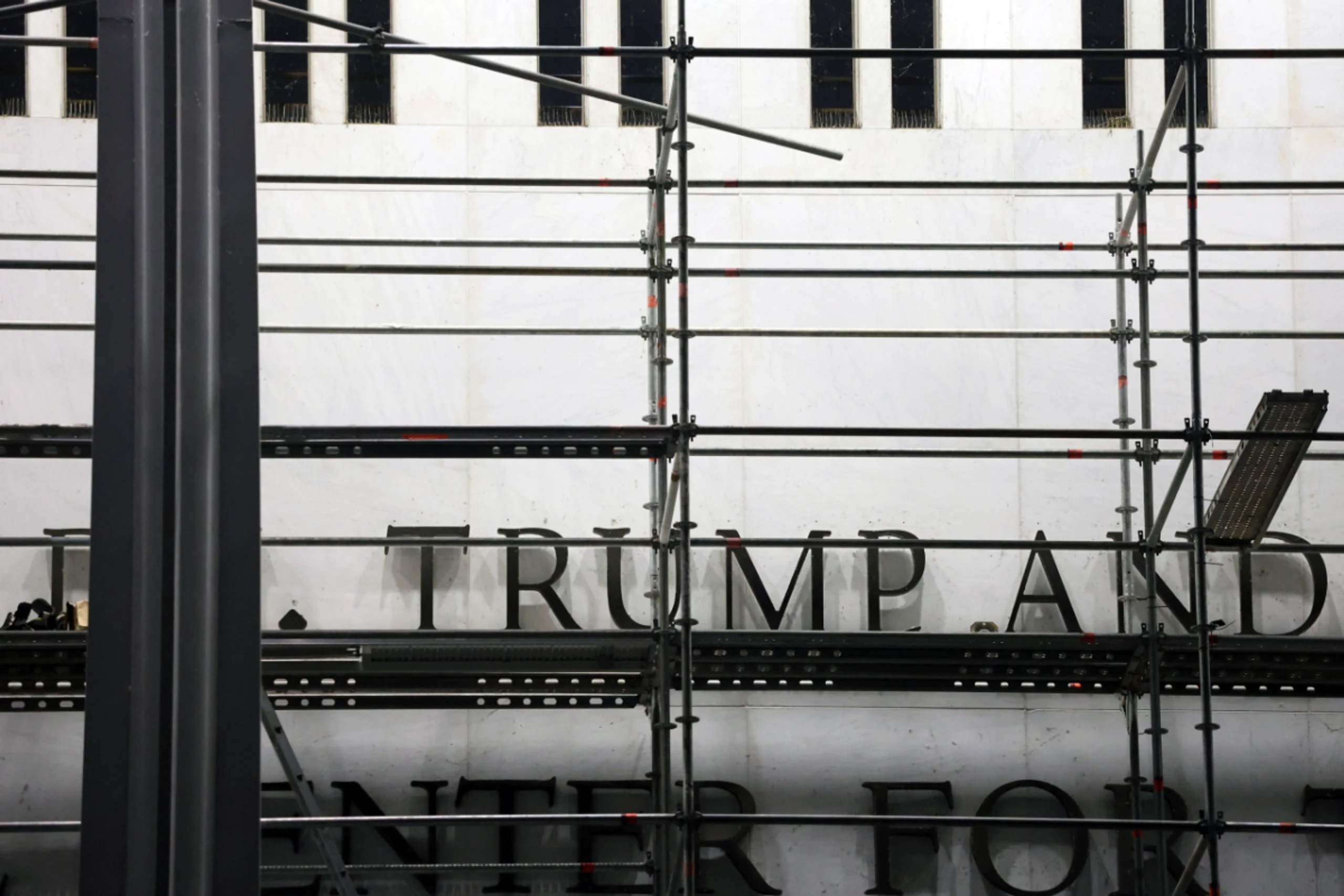 Seit der Nacht Geschichte: Der Trump-Schriftzug am Kennedy Center