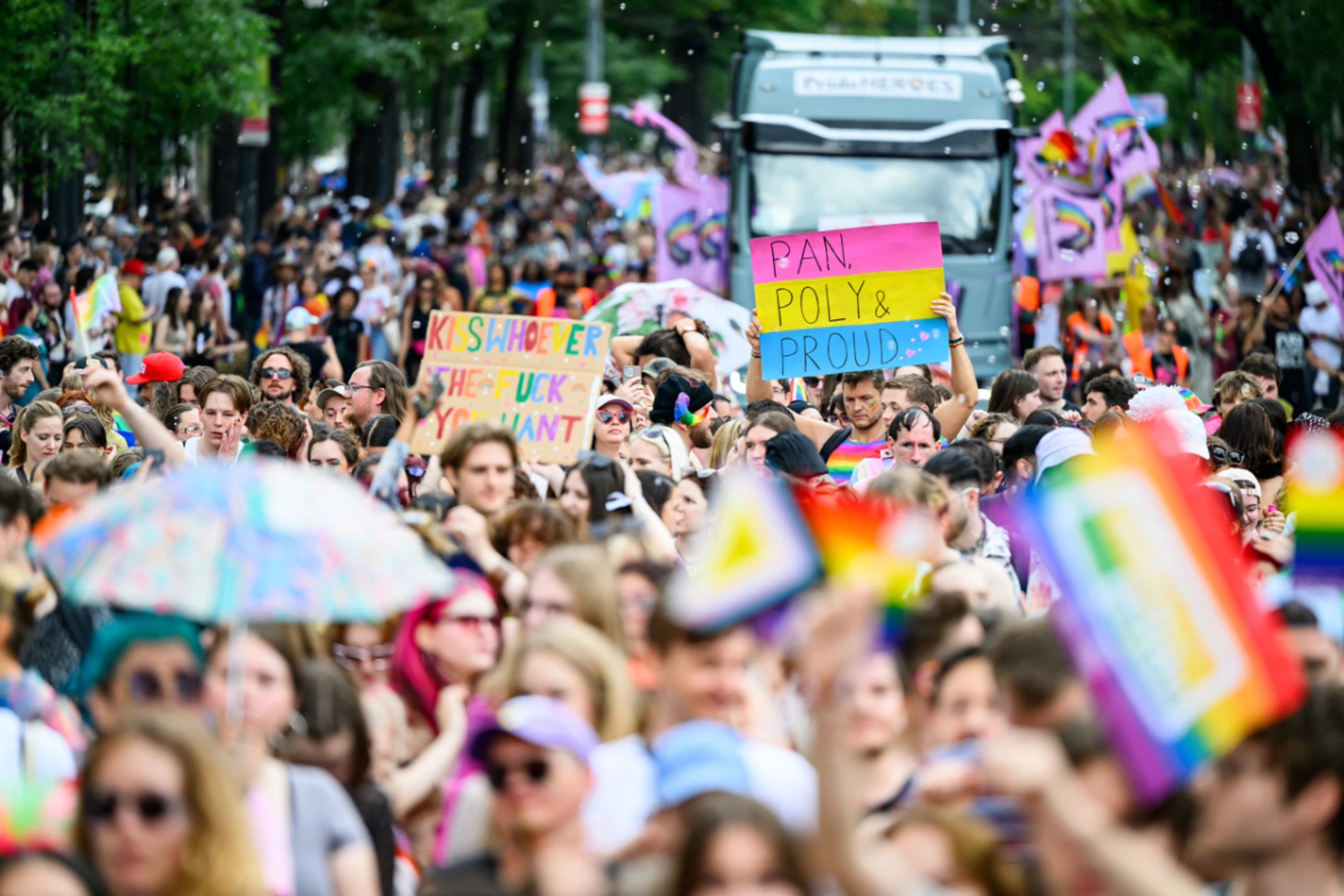 Bunte Farben am Wiener Ring - Die 30. Regenbogenparade