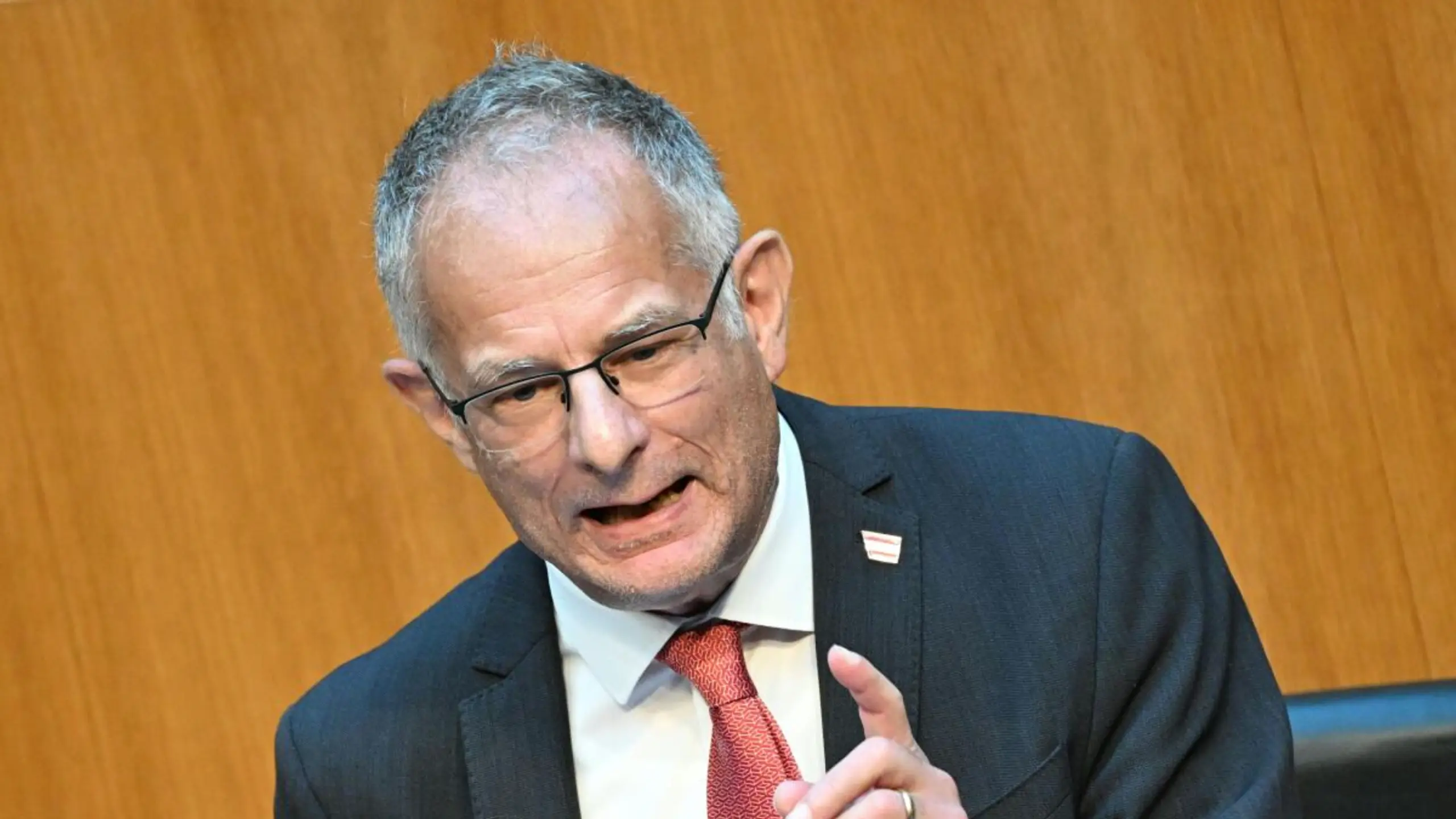 Der Finanzminister verteidigt sein Doppelbudget