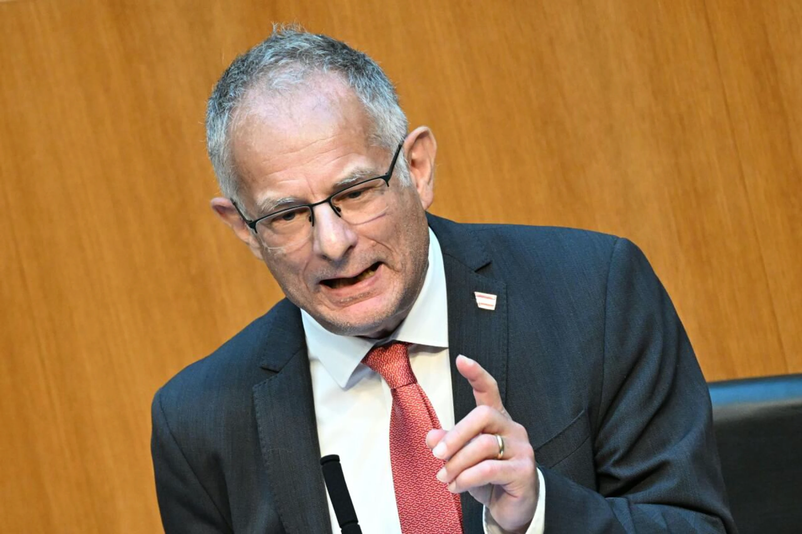 Der Finanzminister verteidigt sein Doppelbudget