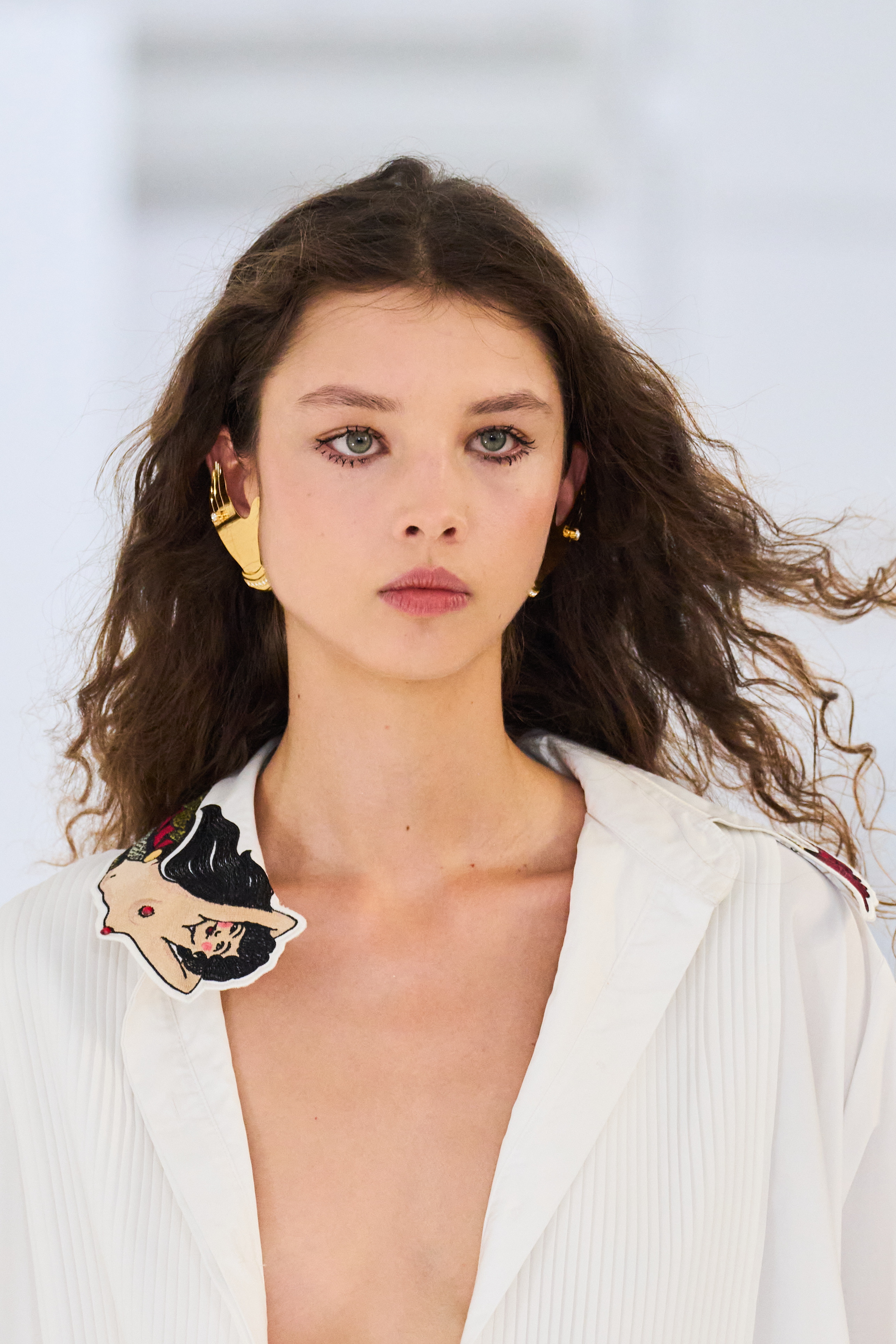 Runway Model mit langem braunen lockigem Haar
