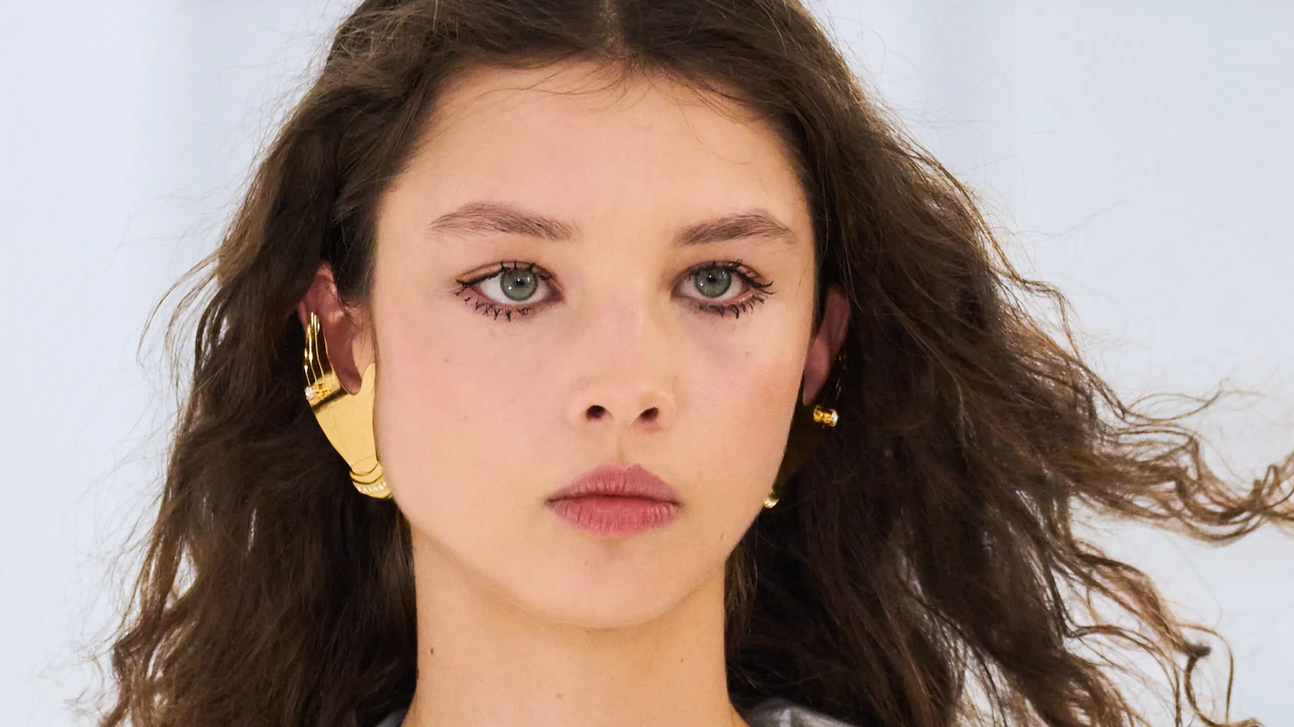 Runway Model mit langem braunen lockigem Haar