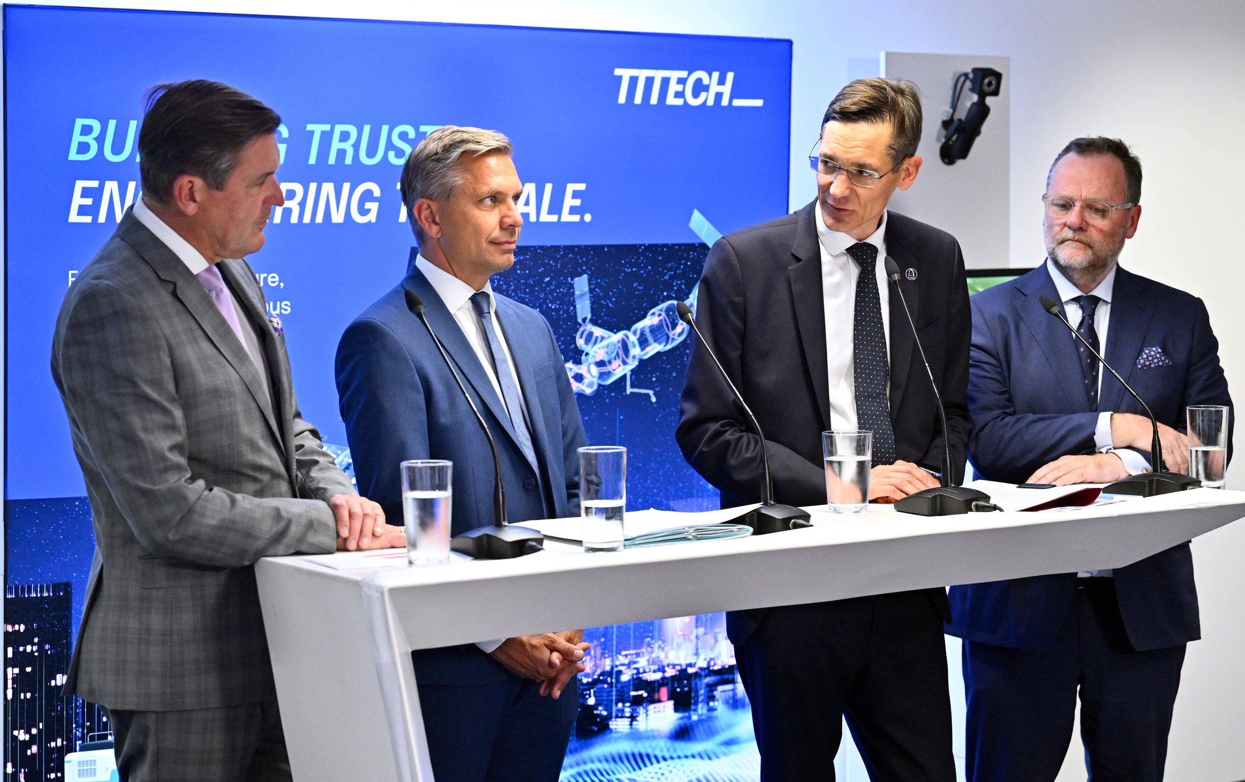 Infrastrukturminister Peter Hanke (SPÖ), Wirtschaftsminister Wolfgang Hattmannsdorfer (ÖVP), Georg Kopetz (TTTech) und Deregulierungsstaatssekretär Sepp Schellhorn (NEOS) (v.l.)