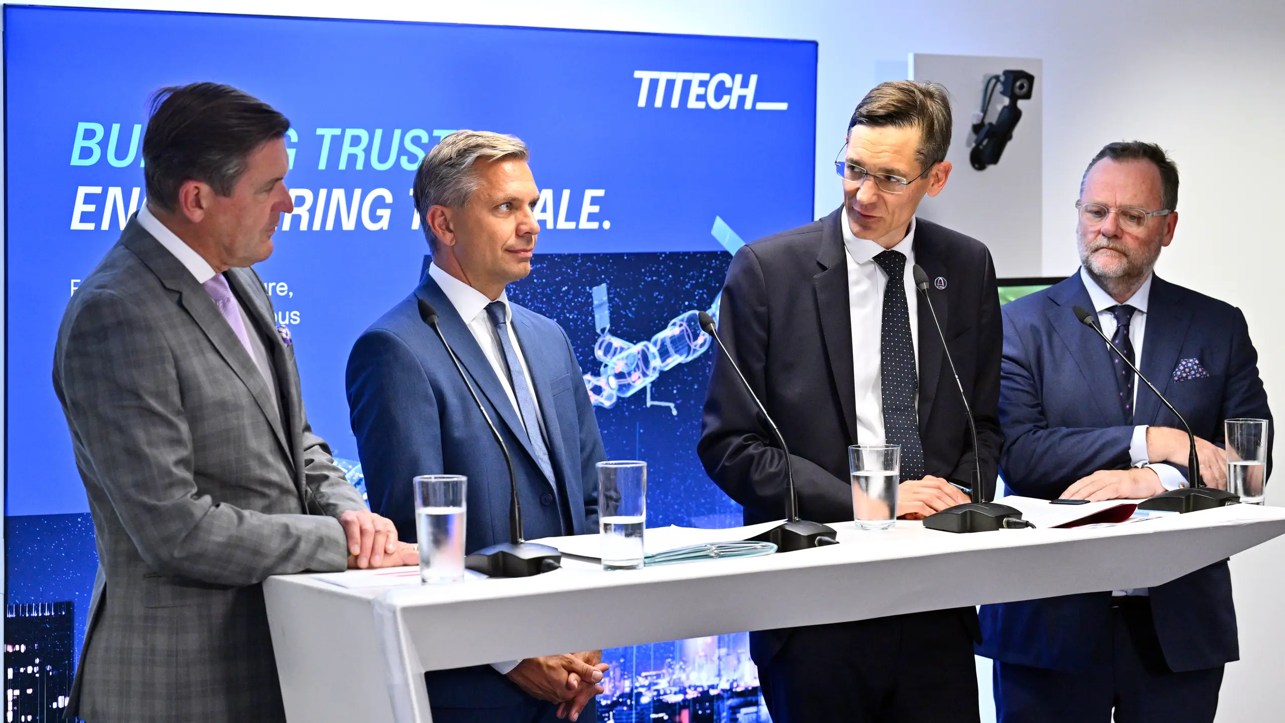 © APA/Hans Klaus Techt Infrastrukturminister Peter Hanke (SPÖ), Wirtschaftsminister Wolfgang Hattmannsdorfer (ÖVP), Georg Kopetz (TTTech) und Deregulierungsstaatssekretär Sepp Schellhorn (NEOS) (v.l.)