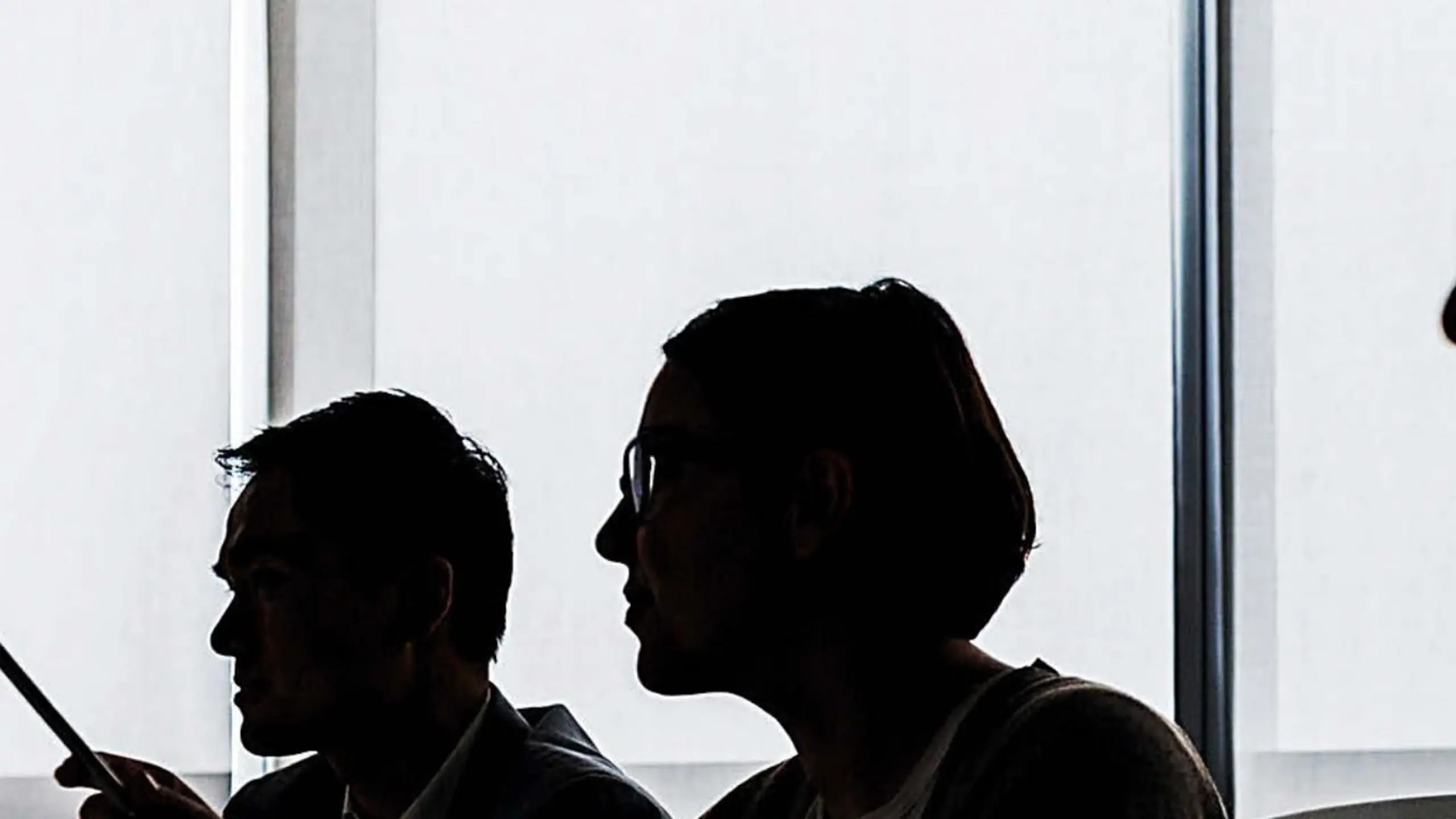 © ISTOCKPHOTO Man sieht Personen an einem Besprechungstisch.