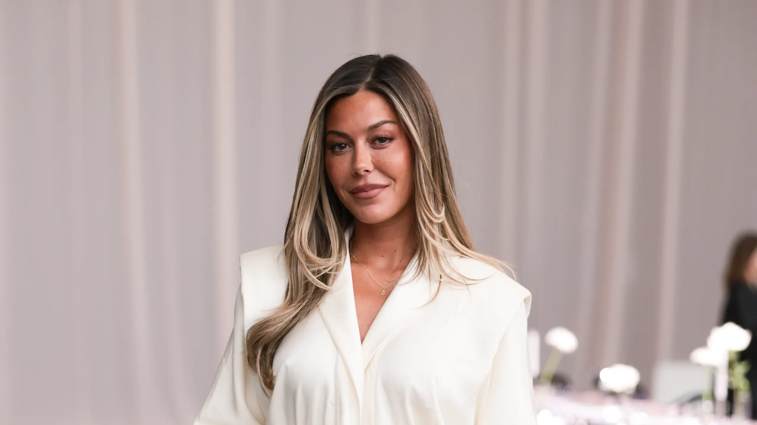 Porträt Bianca Ingrosso mit weißem Anzug