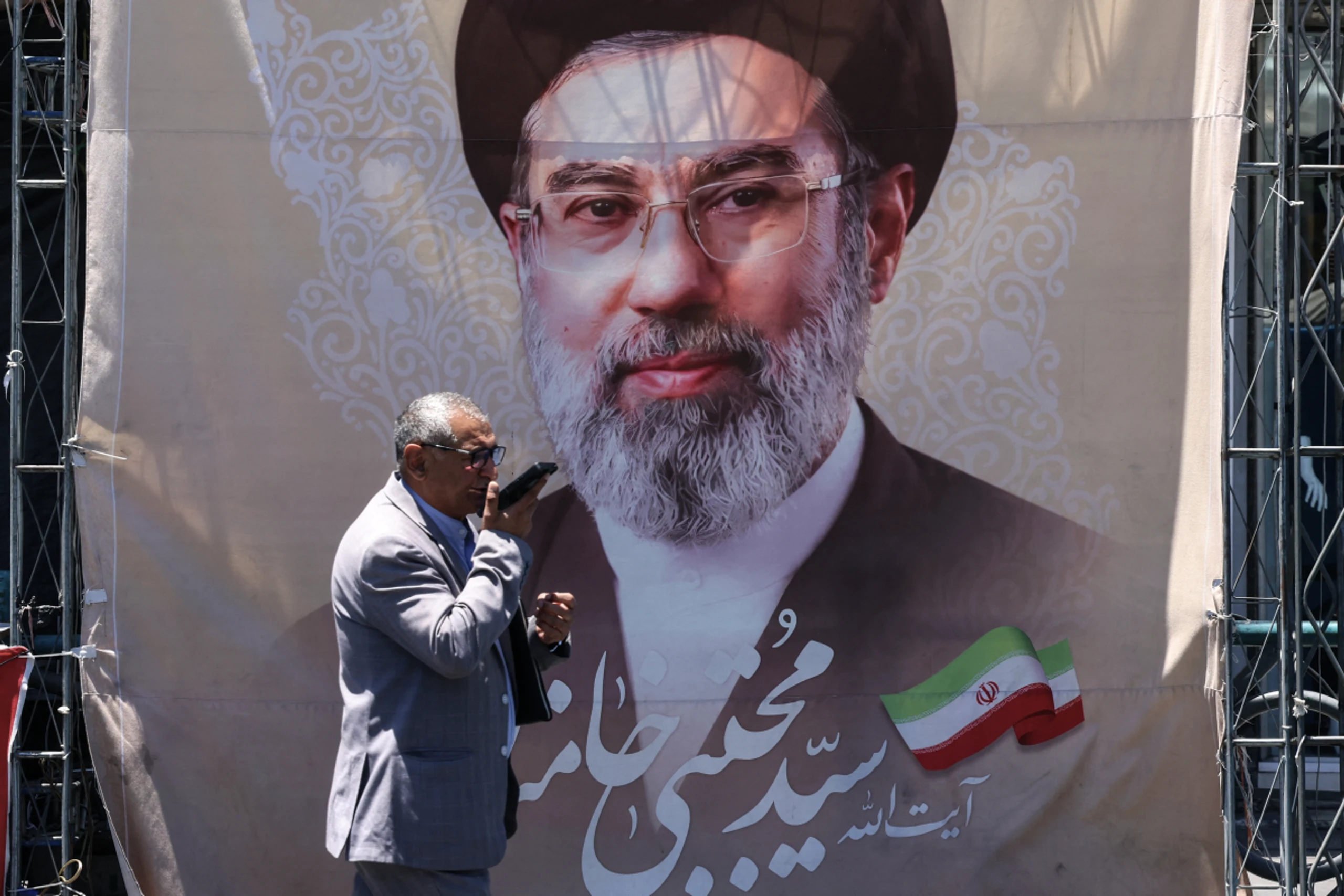 Irans geistliches Oberhaupt Mojtaba Khamenei auf Plakat in Teheran