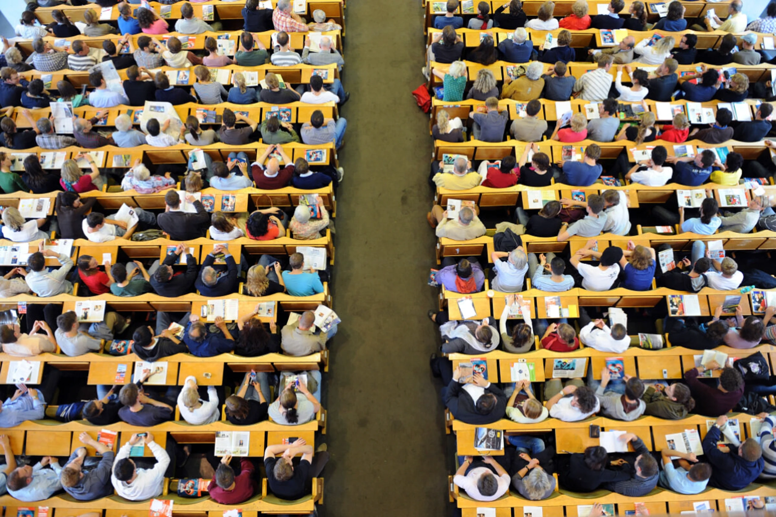 Im OECD-Vergleich gibt es weiterhin zu viele Studierende pro Professor