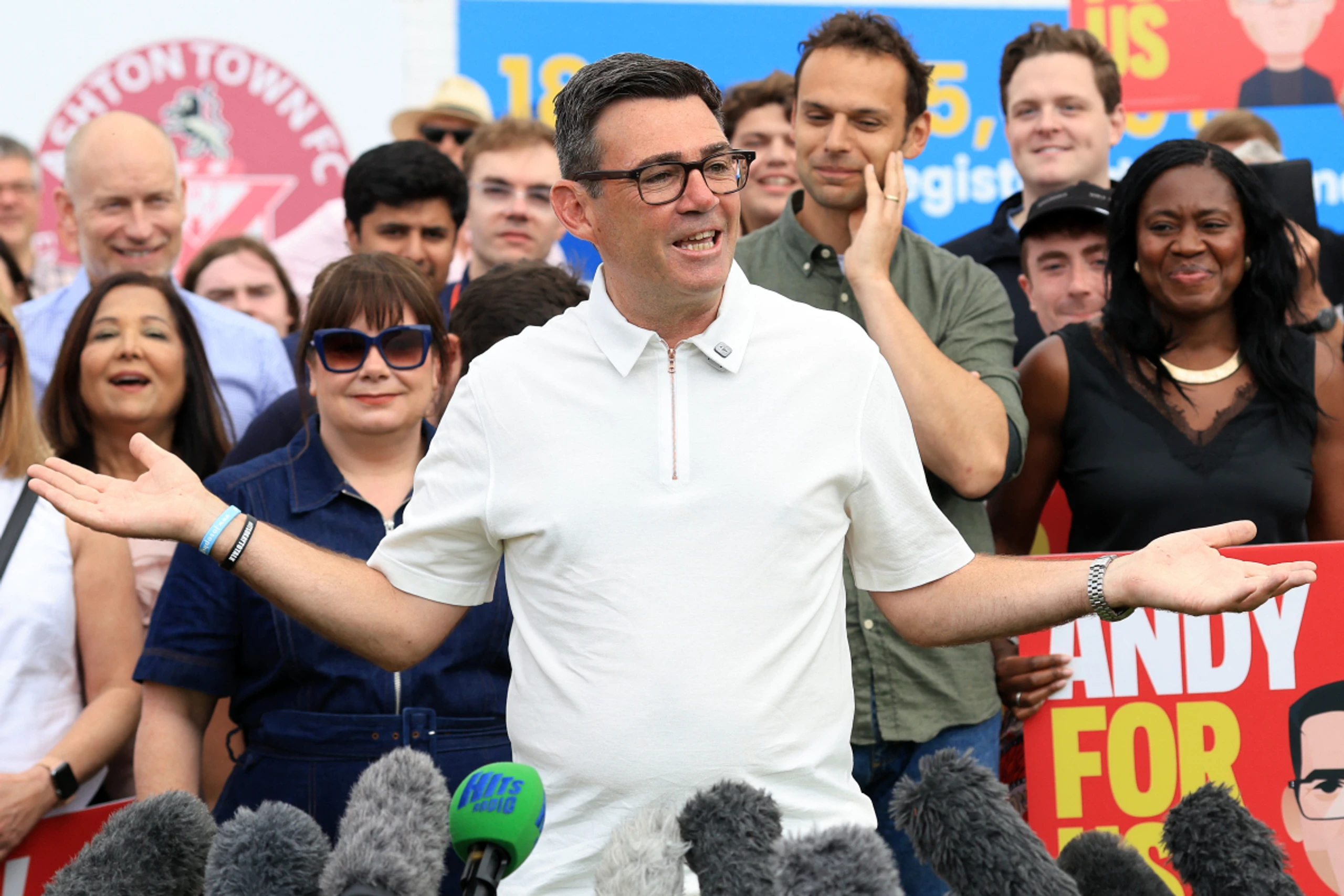 Burnham bei seiner Wahlparty in Makerfield