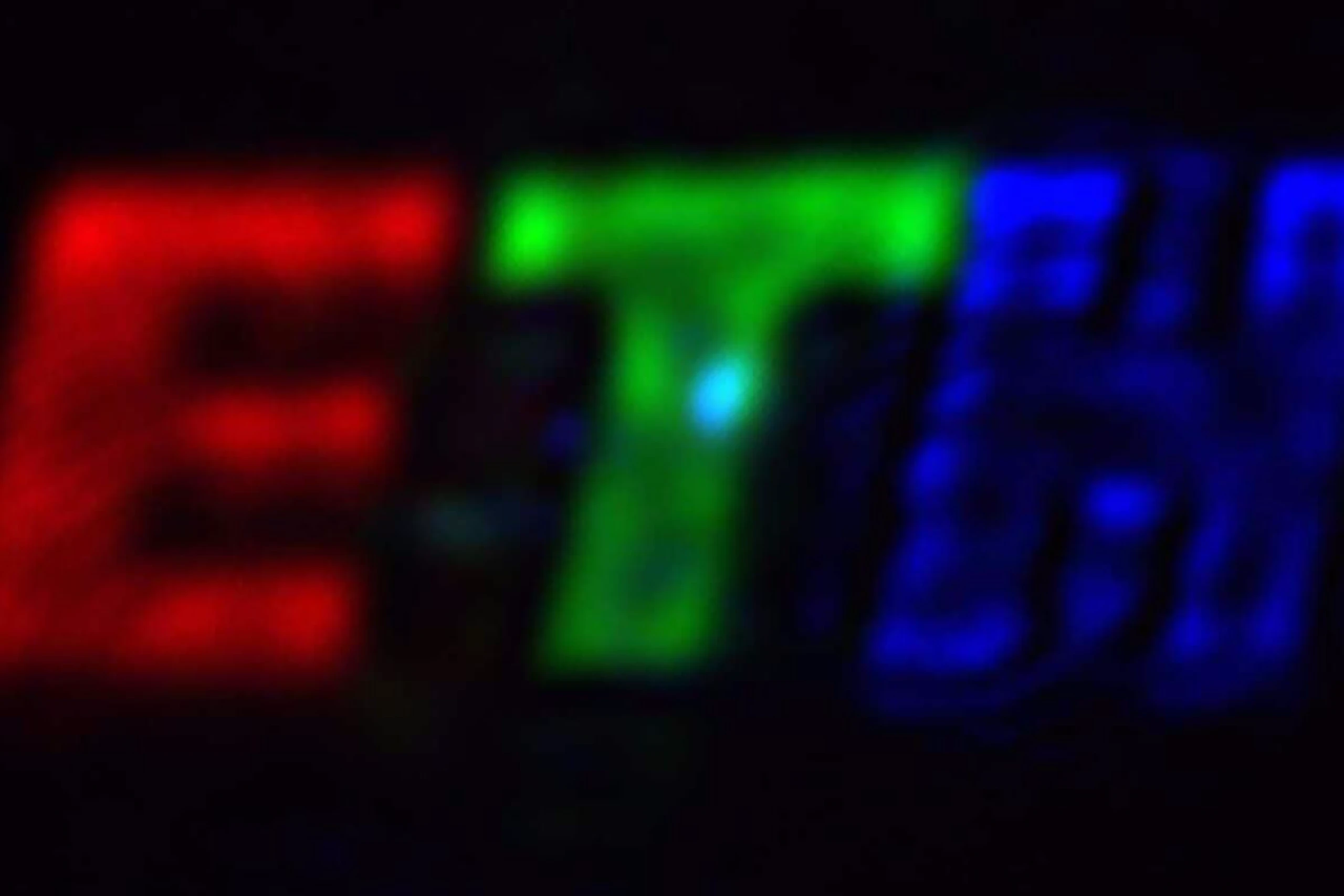 Das farbige Logo wurde mit dem neuen Fourier-Pixel der ETH-Forschenden erzeugt. Der Buchstabe "E" ist auf der Kamera etwa 1 Millimeter gross
