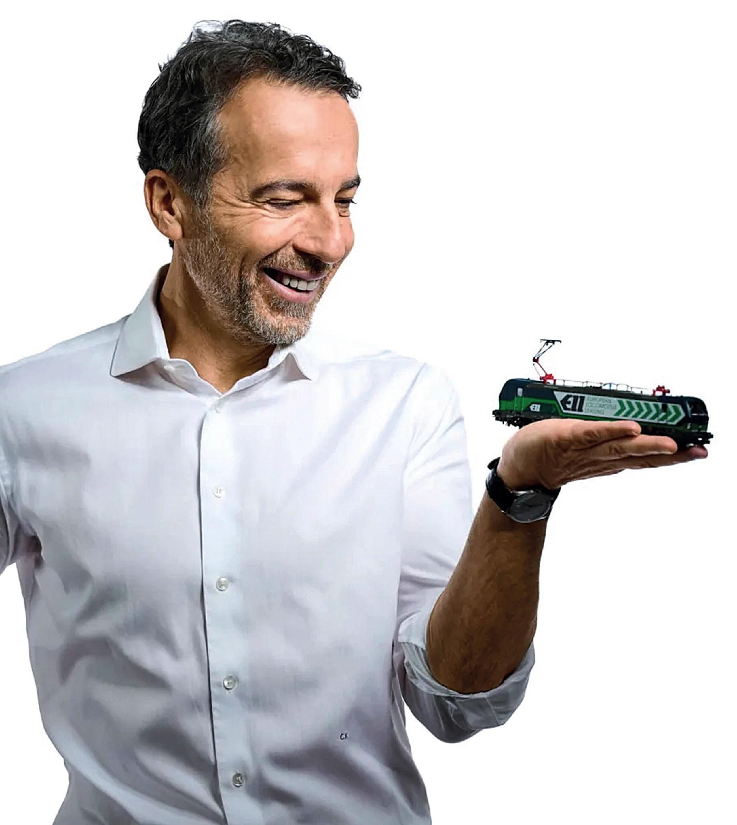 Christian Kern mit einer Spielzeug-Eisenbahn in der Hand.