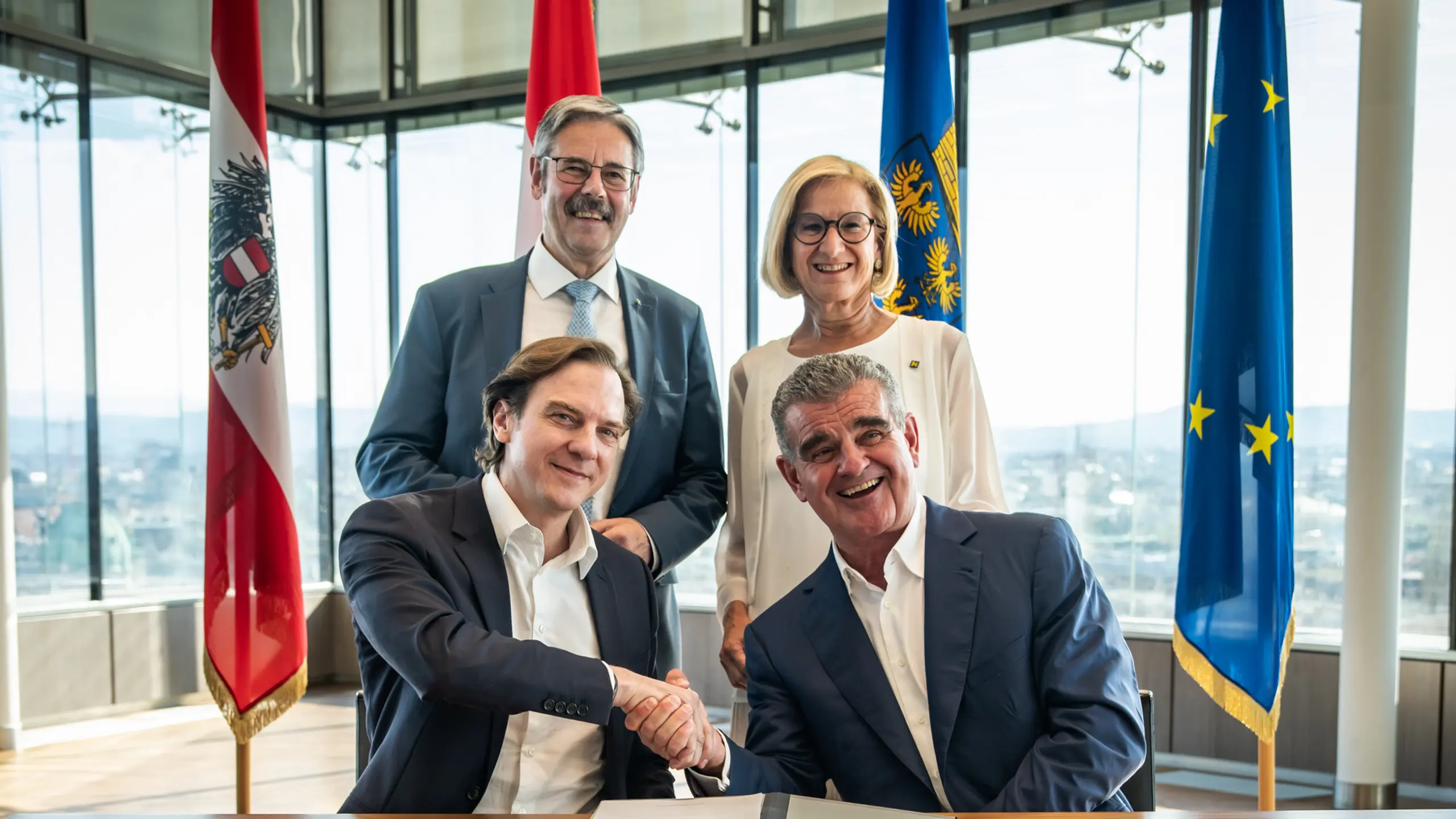 © Agrana Erwin Hameseder, Aufsichtsratsvorsitzender Agrana, Johanna Mikl-Leitner, Landeshauptfrau von Niederösterreich (2. Reihe) und Stephan Büttner, CEO Agrana, und Peter Spuhler, Eigentümer der PCS Holding (v.l.)