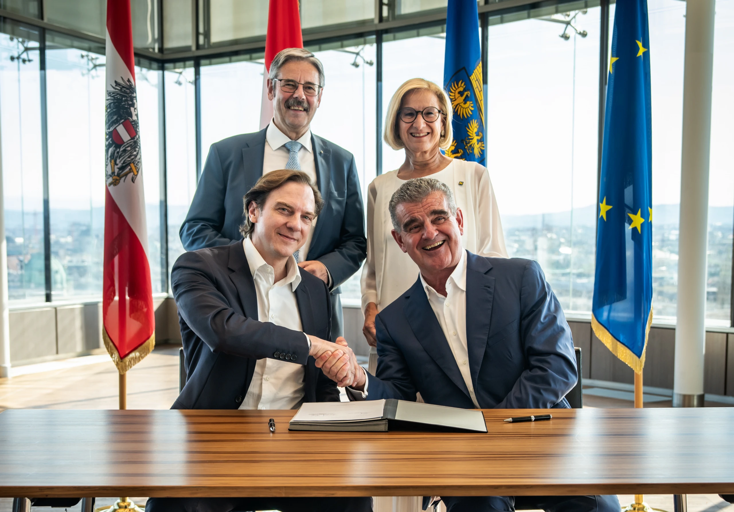 Erwin Hameseder, Aufsichtsratsvorsitzender Agrana, Johanna Mikl-Leitner, Landeshauptfrau von Niederösterreich (2. Reihe) und Stephan Büttner, CEO Agrana, und Peter Spuhler, Eigentümer der PCS Holding (v.l.)